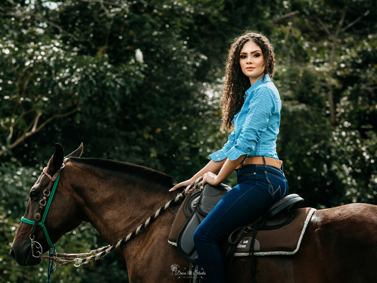 18 anos - fotos externas - fotos ao ar livre - amadurecimento - aniversário - fotos profissionais de aniversário - princesa - vestidos - cacheadas - fotos em fazenda - fotos country - mulher - cavalo - xinguara - drica studio - Pará