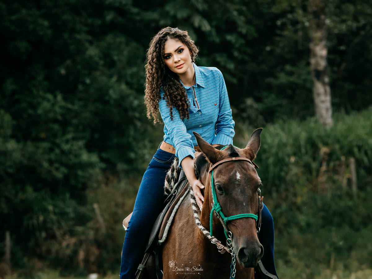 18 anos - fotos externas - fotos ao ar livre - amadurecimento - aniversário - fotos profissionais de aniversário - princesa - vestidos - cacheadas - fotos em fazenda - fotos country - mulher - cavalo - xinguara - drica studio - Pará