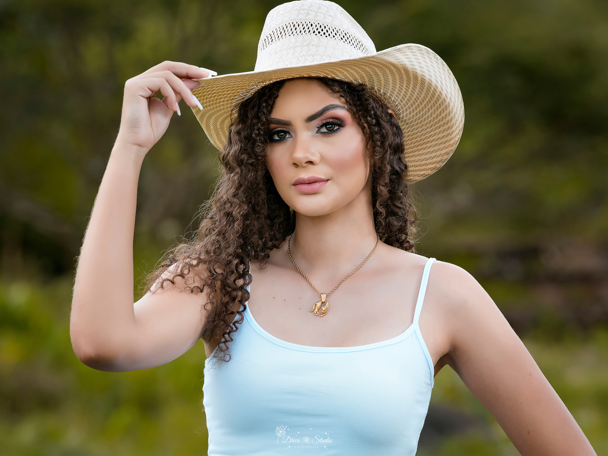 18 anos - fotos externas - fotos ao ar livre - amadurecimento - aniversário - fotos profissionais de aniversário - princesa - vestidos - cacheadas - fotos em fazenda - fotos country - mulher - cavalo - xinguara - drica studio - Pará