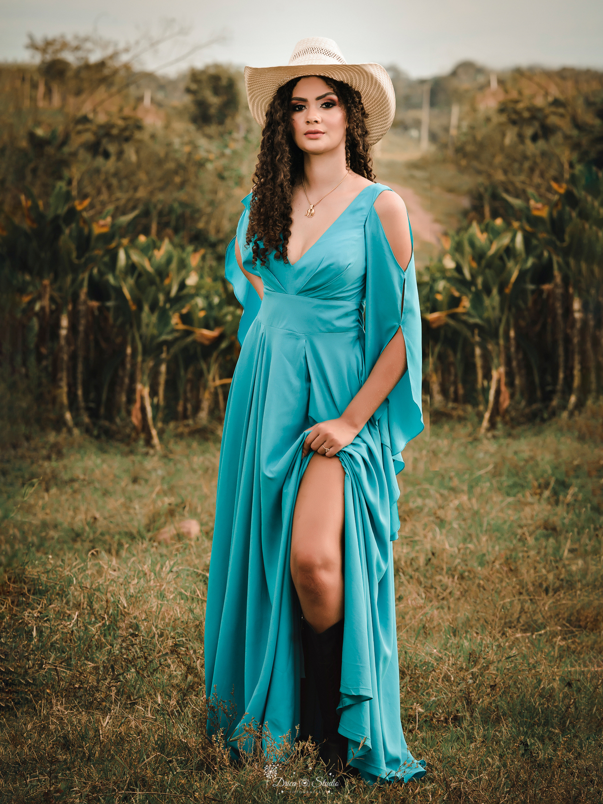 18 anos - fotos externas - fotos ao ar livre - amadurecimento - aniversário - fotos profissionais de aniversário - princesa - vestidos - cacheadas - fotos em fazenda - fotos country - mulher - cavalo - xinguara - drica studio - Pará