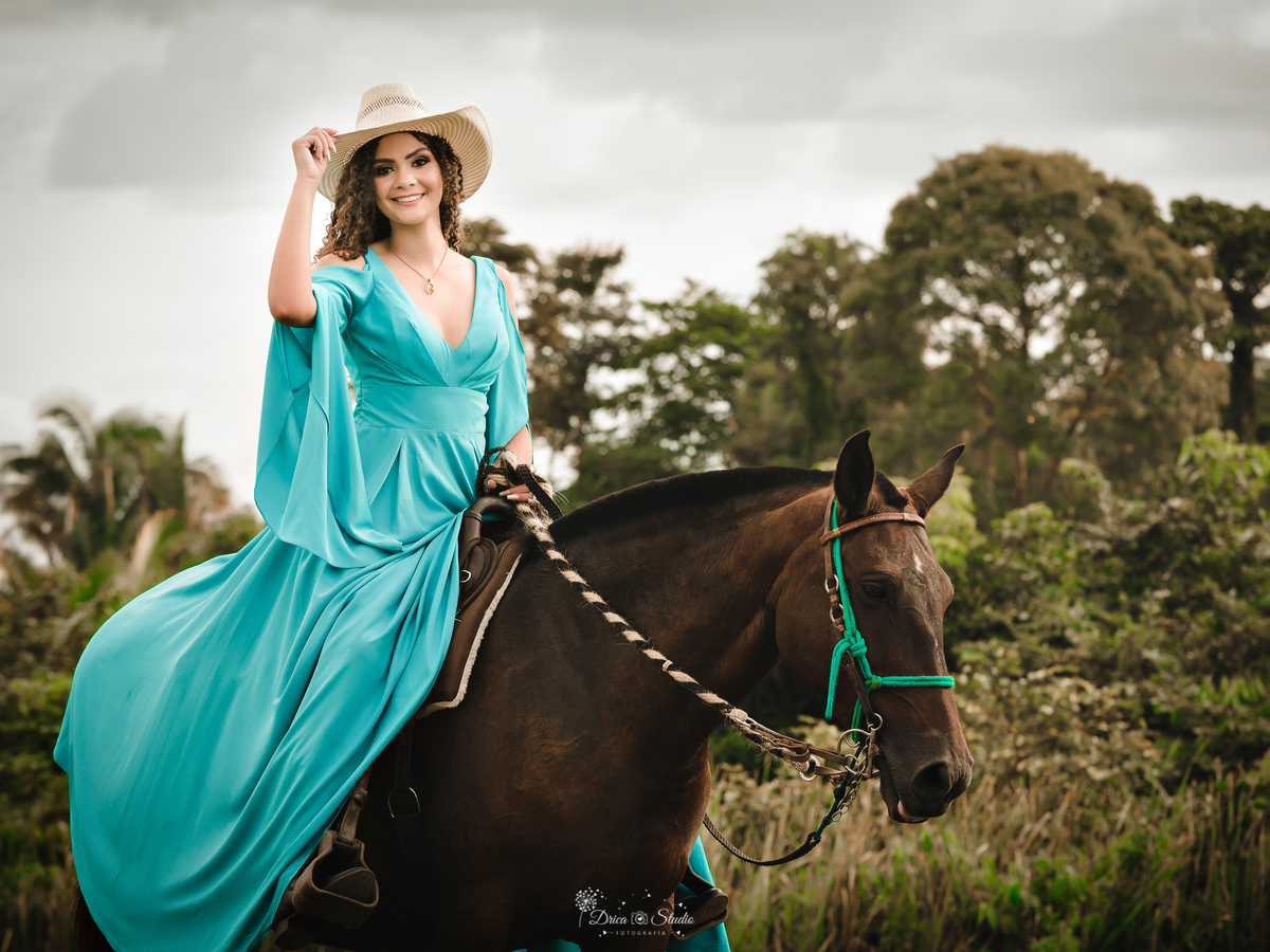 18 anos - fotos externas - fotos ao ar livre - amadurecimento - aniversário - fotos profissionais de aniversário - princesa - vestidos - cacheadas - fotos em fazenda - fotos country - mulher - cavalo - xinguara - drica studio - Pará