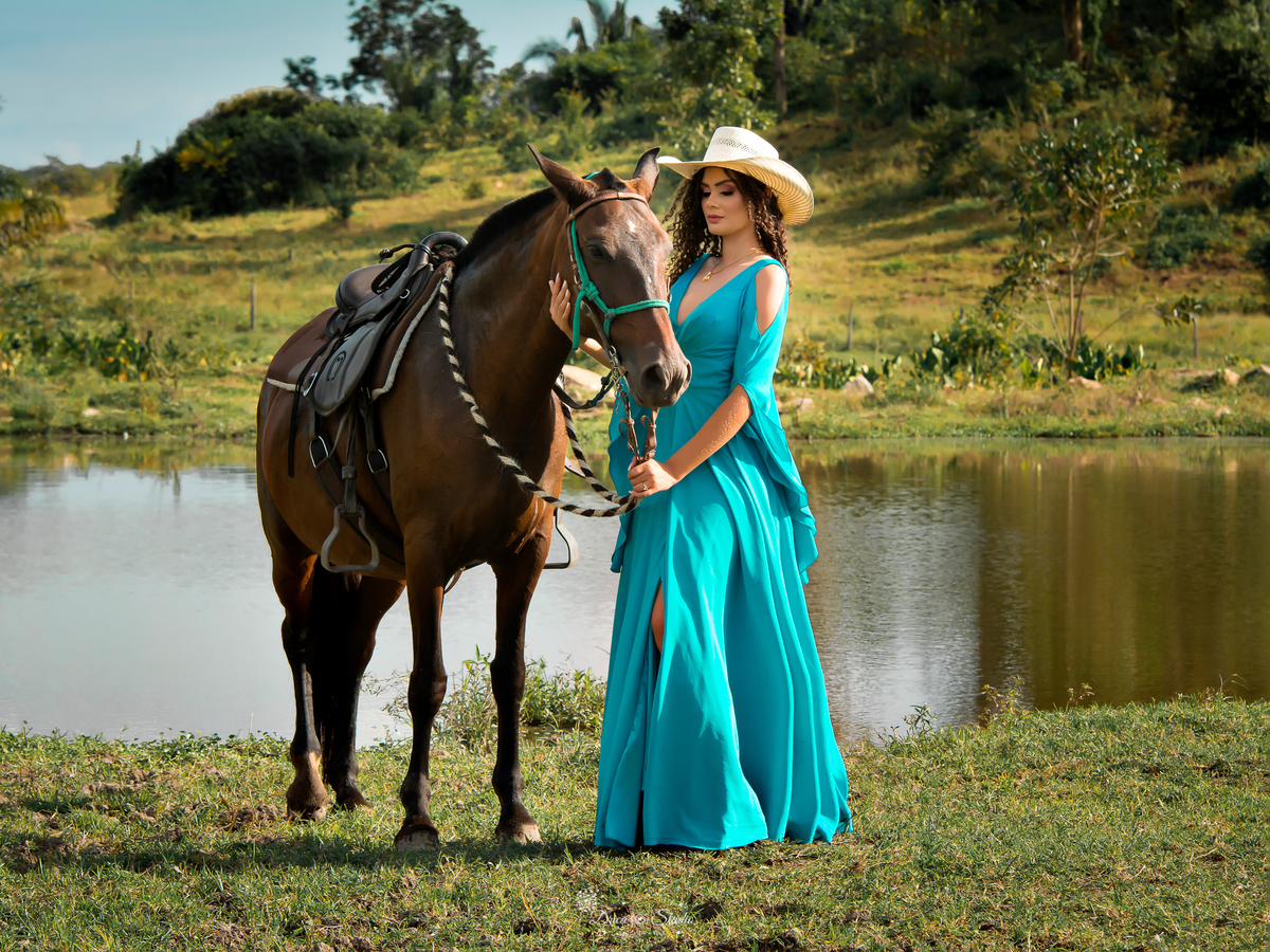 18 anos - fotos externas - fotos ao ar livre - amadurecimento - aniversário - fotos profissionais de aniversário - princesa - vestidos - cacheadas - fotos em fazenda - fotos country - mulher - cavalo - xinguara - drica studio - Pará