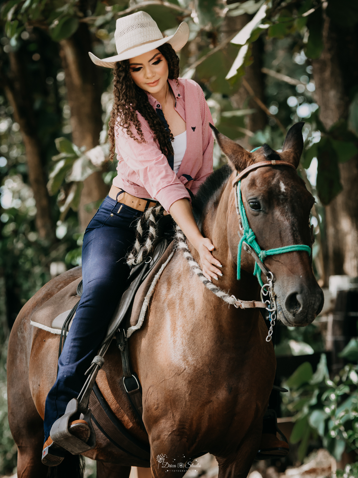 18 anos - fotos externas - fotos ao ar livre - amadurecimento - aniversário - fotos profissionais de aniversário - princesa - vestidos - cacheadas - fotos em fazenda - fotos country - mulher - cavalo - xinguara - drica studio - Pará