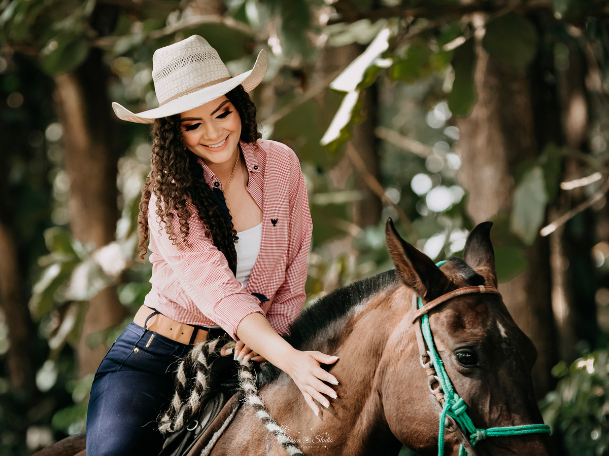 18 anos - fotos externas - fotos ao ar livre - amadurecimento - aniversário - fotos profissionais de aniversário - princesa - vestidos - cacheadas - fotos em fazenda - fotos country - mulher - cavalo - xinguara - drica studio - Pará