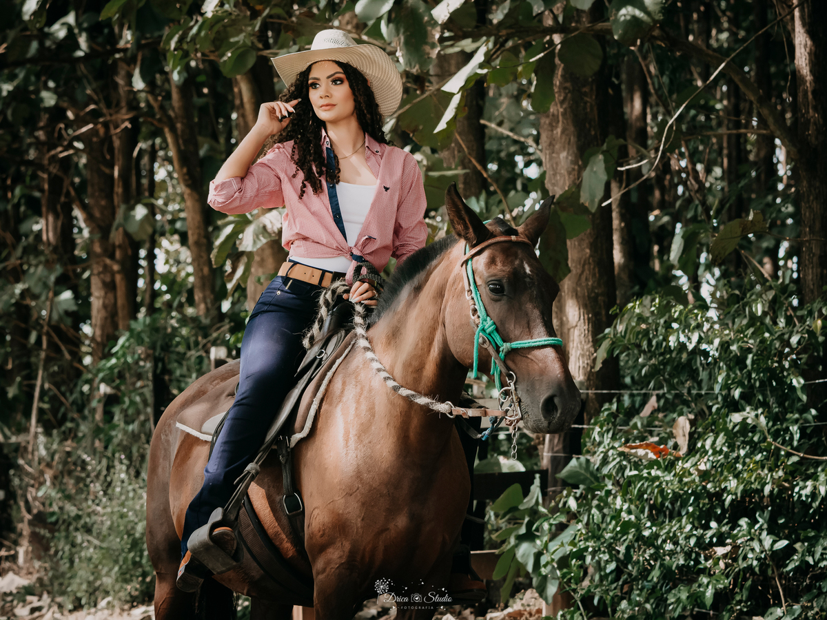 18 anos - fotos externas - fotos ao ar livre - amadurecimento - aniversário - fotos profissionais de aniversário - princesa - vestidos - cacheadas - fotos em fazenda - fotos country - mulher - cavalo - xinguara - drica studio - Pará