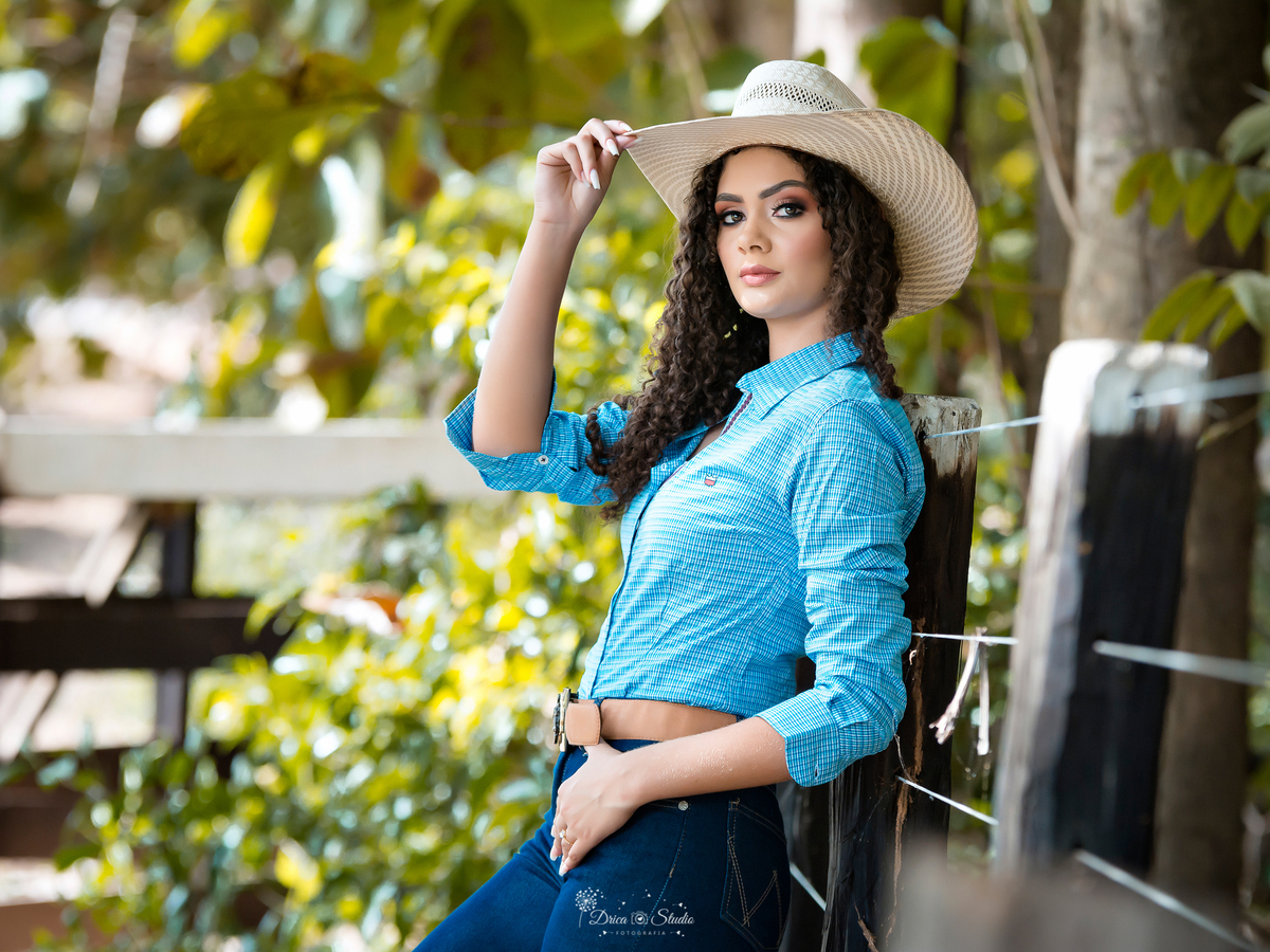 18 anos - fotos externas - fotos ao ar livre - amadurecimento - aniversário - fotos profissionais de aniversário - princesa - vestidos - cacheadas - fotos em fazenda - fotos country - mulher - cavalo - xinguara - drica studio - Pará