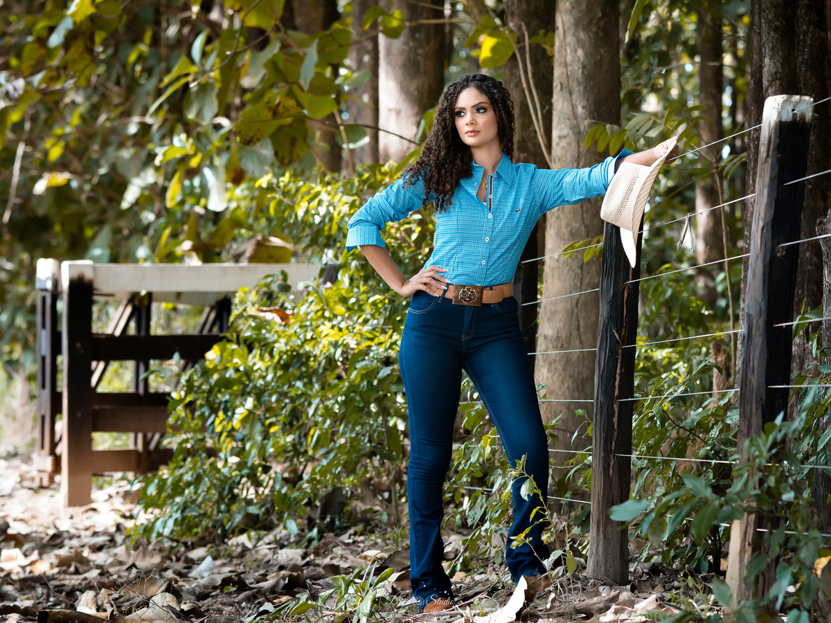 18 anos - fotos externas - fotos ao ar livre - amadurecimento - aniversário - fotos profissionais de aniversário - princesa - vestidos - cacheadas - fotos em fazenda - fotos country - mulher - cavalo - xinguara - drica studio - Pará