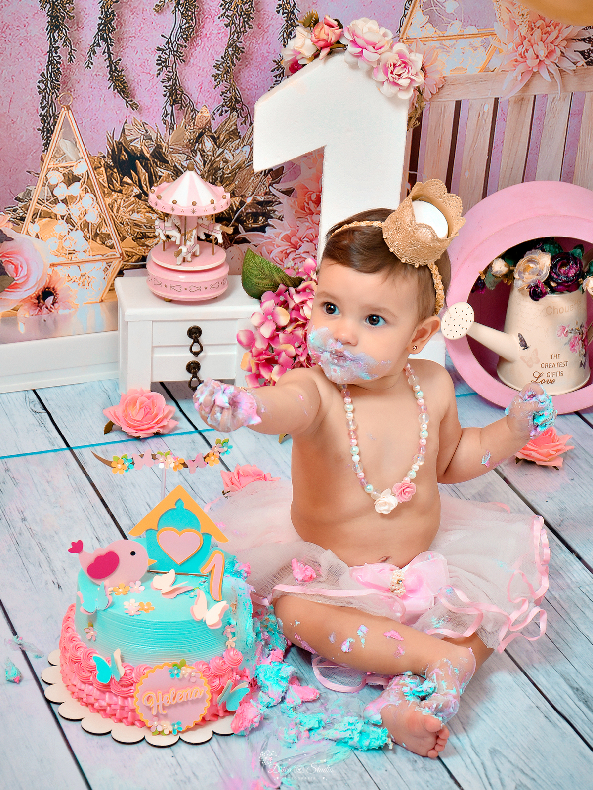 Smash de cake -  flores - jardim - fotos de criança - primeiro aninho - fotos infantis - aniversário - meu mundo rosa - Cenário - fotografia - bolo - Xinguara - Drica studio - Pará - mêsversário 