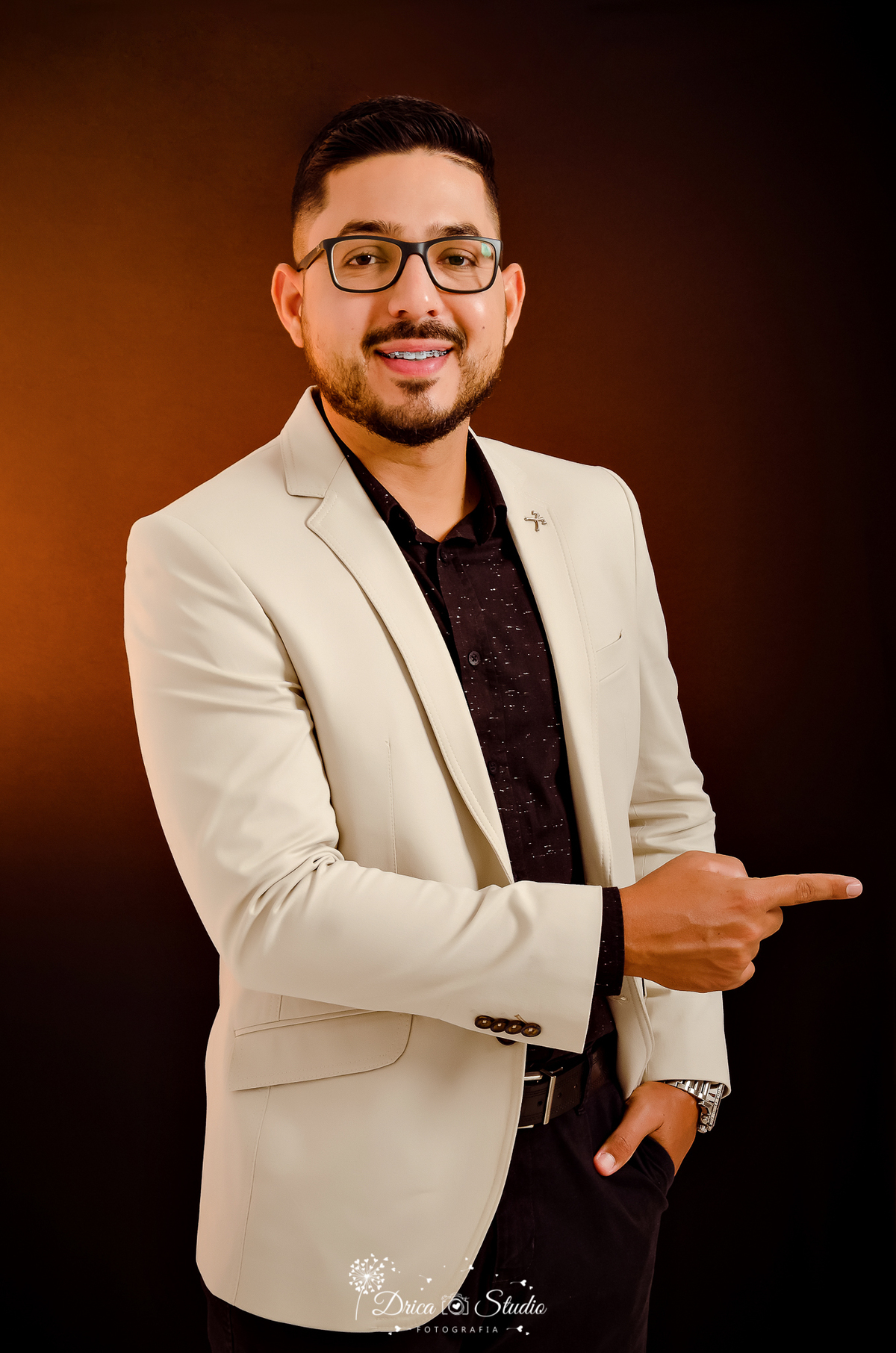 Formação - profissionais - trabalho - fotos em studio - publicidade - fotos em studio masculina - fotos em fundo preto - fundo branco - Xinguara - Fotografia - Drica Studio - Pará - homem apontando