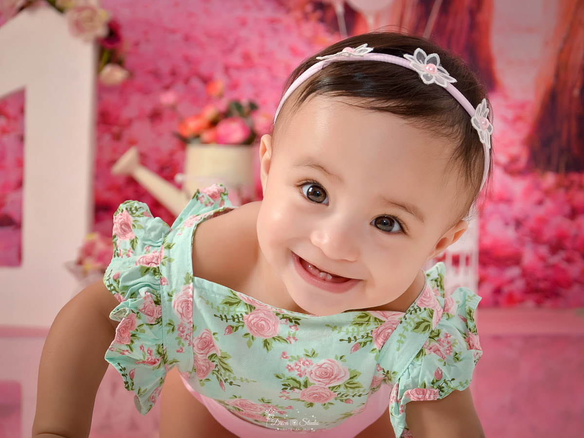 bebê sorrindo - Smash de cake - aniversário - rosa - cenário - menina - princesa - jardim - flores - meu mundo rosa - 1 ano - meu primeiro aninho - banho - banheira - Xinguara - Drica studio - fotografia - Pará