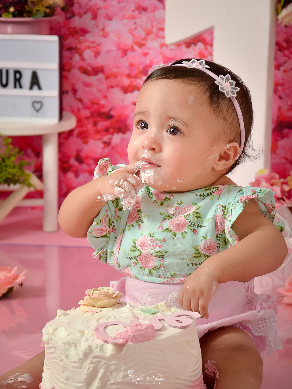 bebê comendo bolo - Smash de cake - aniversário - rosa - cenário - menina - princesa - jardim - flores - meu mundo rosa - 1 ano - meu primeiro aninho - banho - banheira - Xinguara - Drica studio - fotografia - Pará