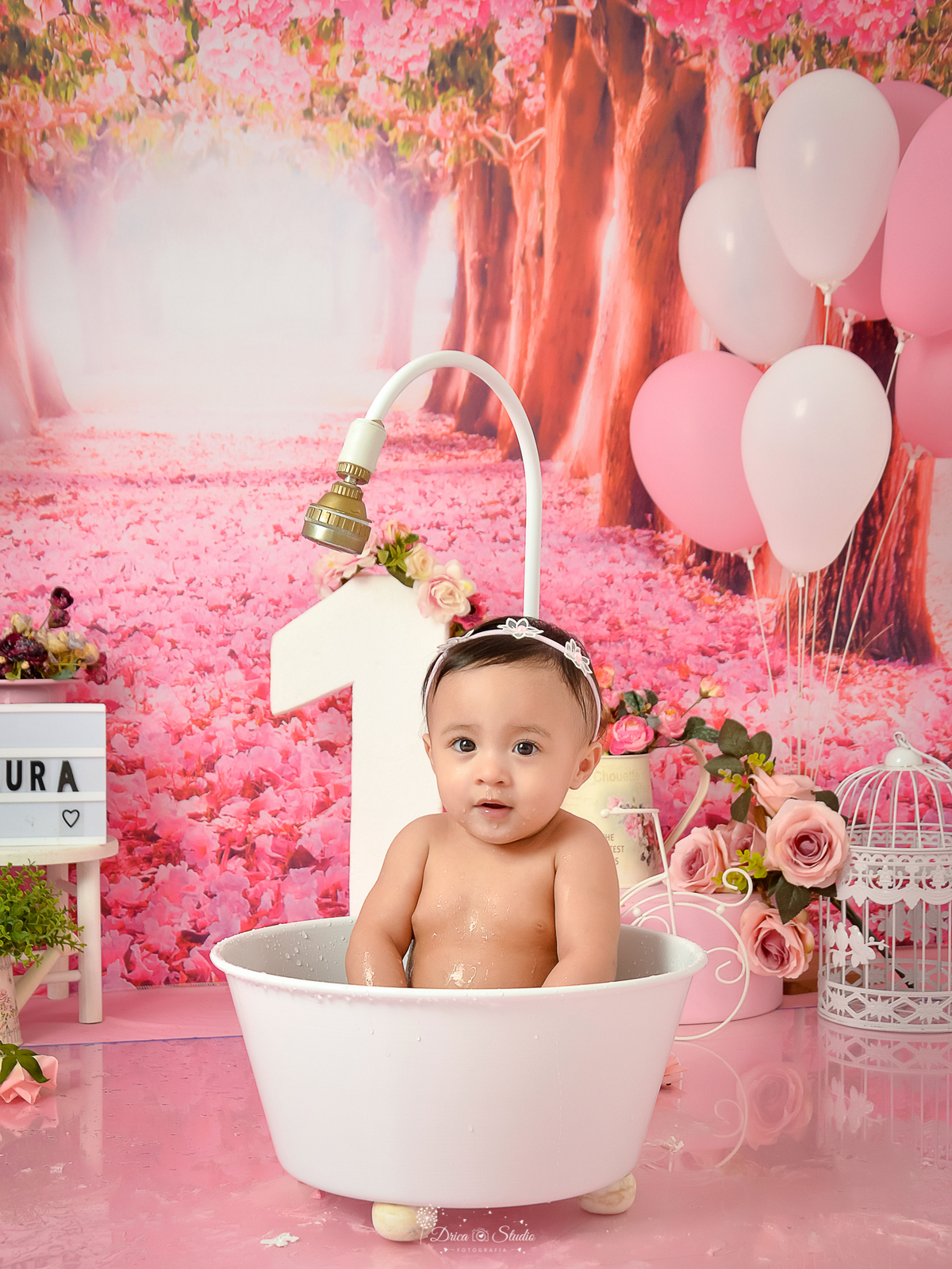 banheira - banho - brincadeira de criança - Smash de cake - aniversário - rosa - cenário - menina - princesa - jardim - flores - meu mundo rosa - 1 ano - meu primeiro aninho - banho - banheira - Xinguara - Drica studio - fotografia - Pará