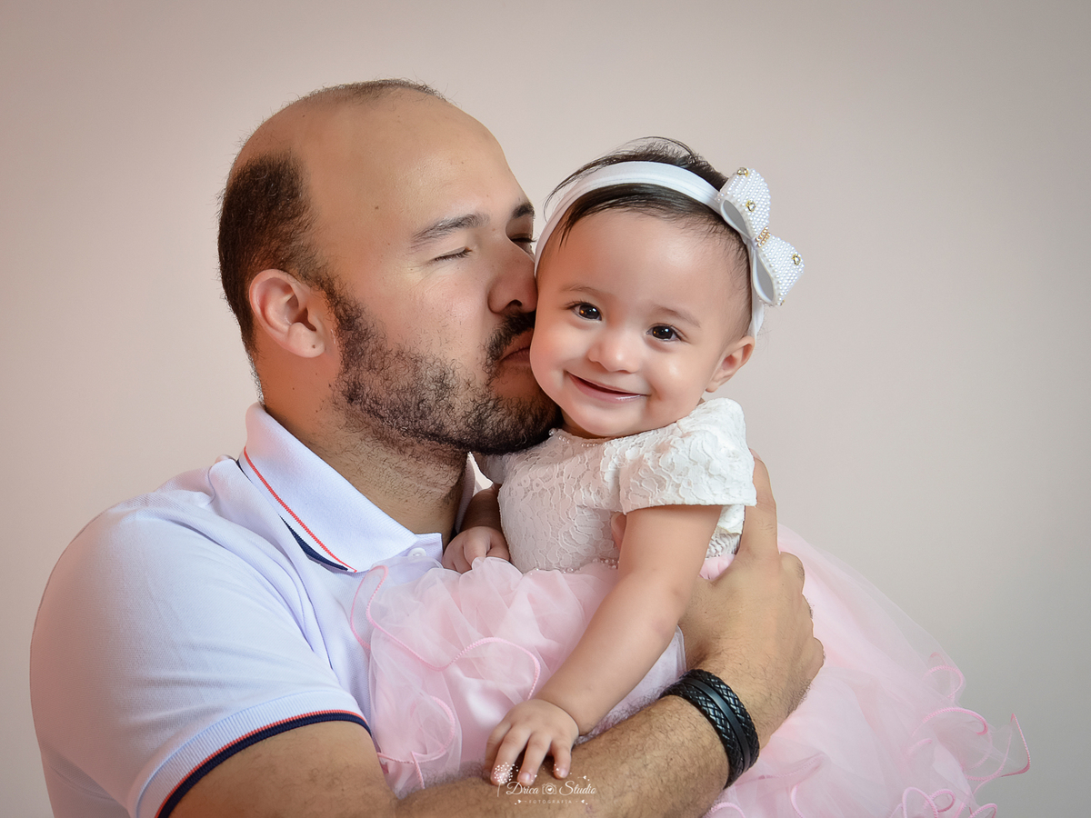 Smash de cake - aniversário - rosa - cenário - menina - princesa - jardim - flores - meu mundo rosa - 1 ano - meu primeiro aninho - banho - banheira - Xinguara - Drica studio - fotografia - Pará - pai e filha
