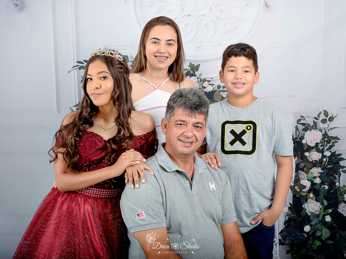 fotos de 15 anos - fotos de 15 anos em estúdio - fotos de 15 anos em família - fotos de aniversário - fotos profissionais de 15 anos - fotos em família - fotos em estúdio - Xinguara - Pará - Drica studio 