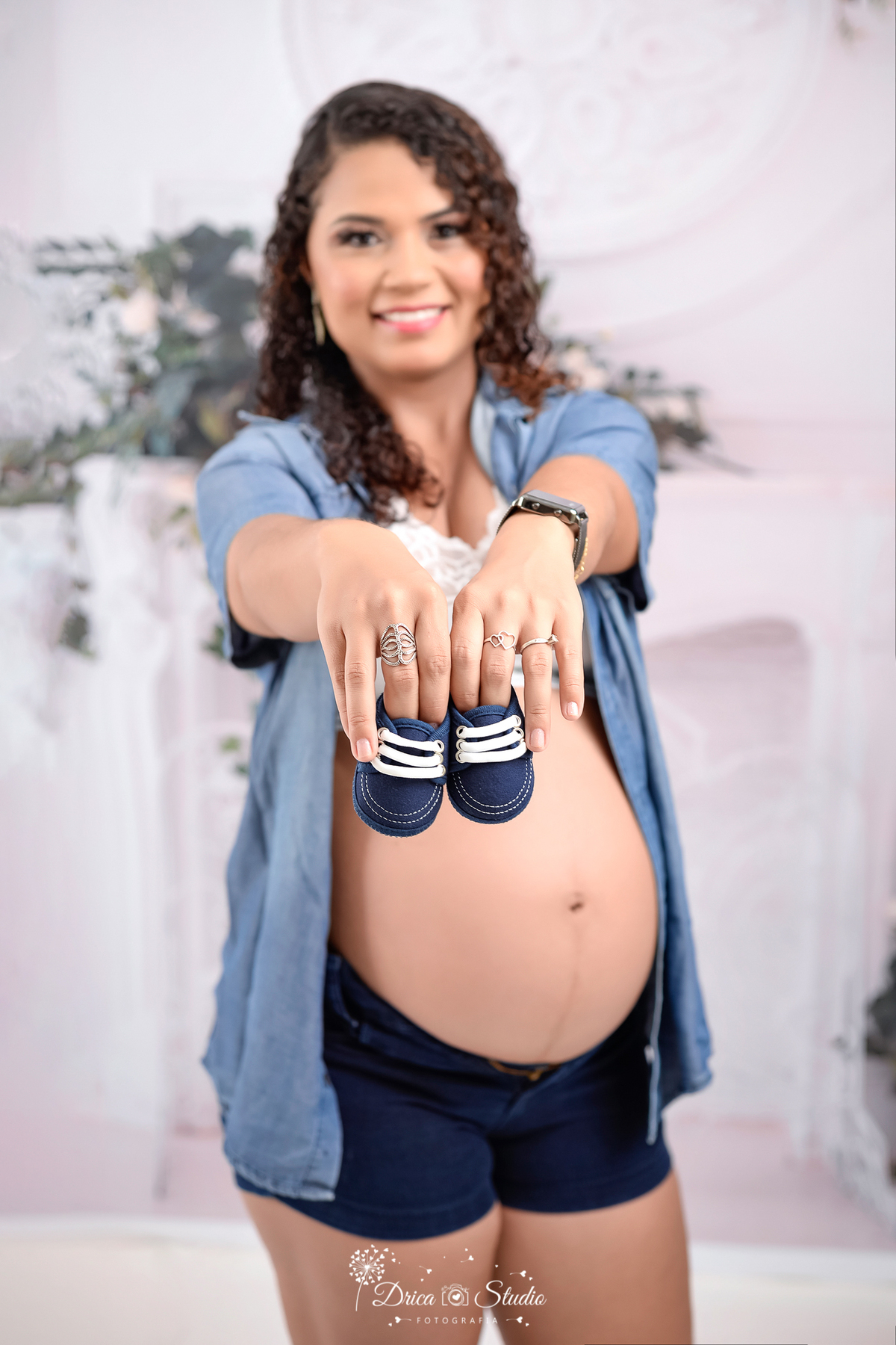gestante - fotos de gestante - fotos gestação - pai e mãe - gravidez - maternidade - fotos mãe - fotos de fundo liso - fotos estúdio - fotos gestante palmeiras - Xinguara - Drica studio - Xinguara - Pará - meu mundo azul - menino