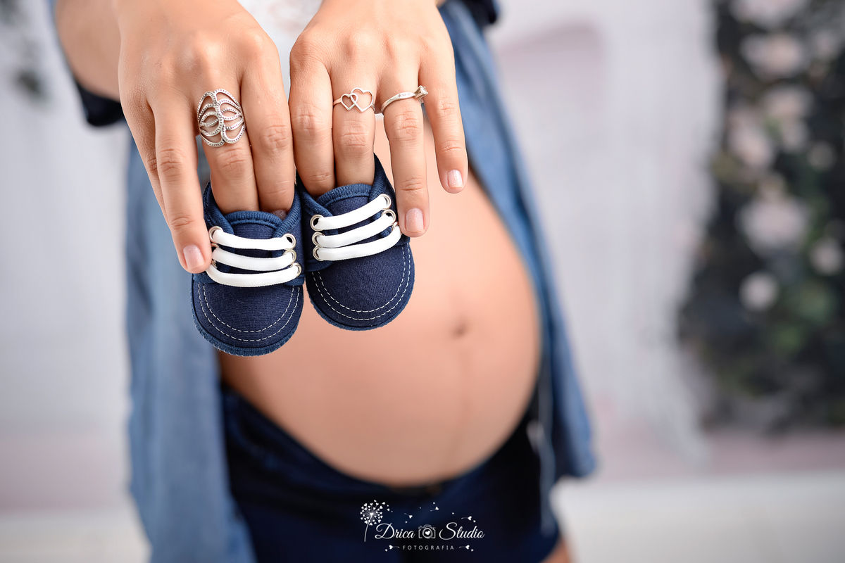 gestante - fotos de gestante - fotos gestação - pai e mãe - gravidez - maternidade - fotos mãe - fotos de fundo liso - fotos estúdio - fotos gestante palmeiras - Xinguara - Drica studio - Xinguara - Pará - meu mundo azul - menino