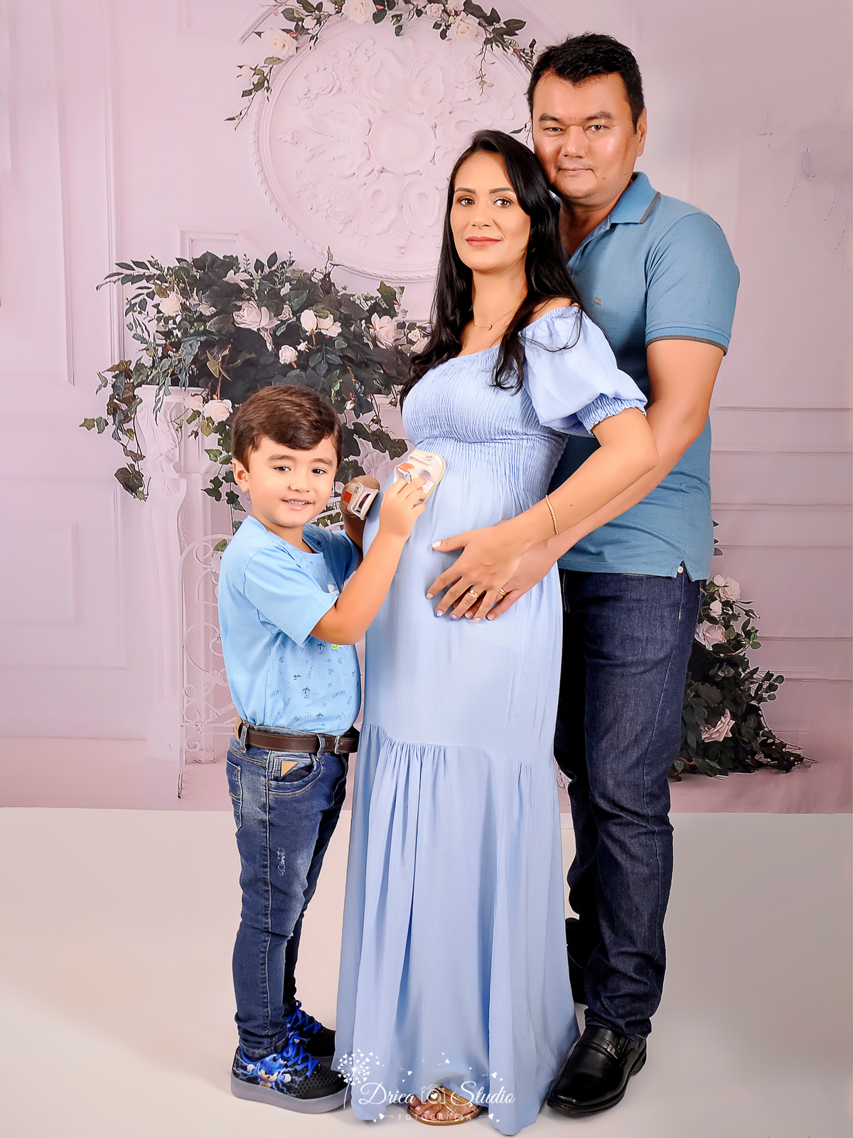 Fotos gestante - fotos família - fotos em stúdio de gestantes - fotos de gestação - fotos gestante com família - 9 meses -  fotos em estúdio – fotos criativas de gestantes – meu mundo azul – Xinguara – Pará – Drica stúdio