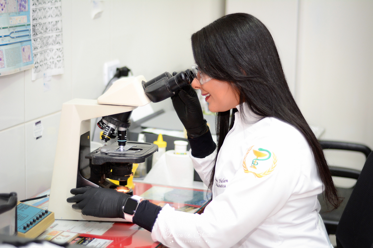 Fotos profissionais - fotos de perfil profissional - fotos publicidade - fotos em estúdio - fotos em farmácia - farmacêutica -  fotos formandos - formandos - beca - Xinguara - Pará - Drica studio fotografia