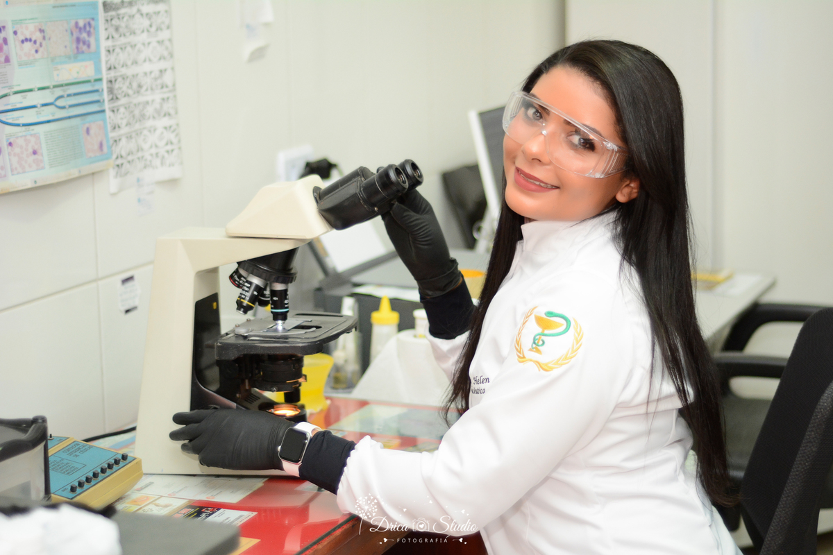 Fotos profissionais - fotos de perfil profissional - fotos publicidade - fotos em estúdio - fotos em farmácia - farmacêutica -  fotos formandos - formandos - beca - Xinguara - Pará - Drica studio fotografia