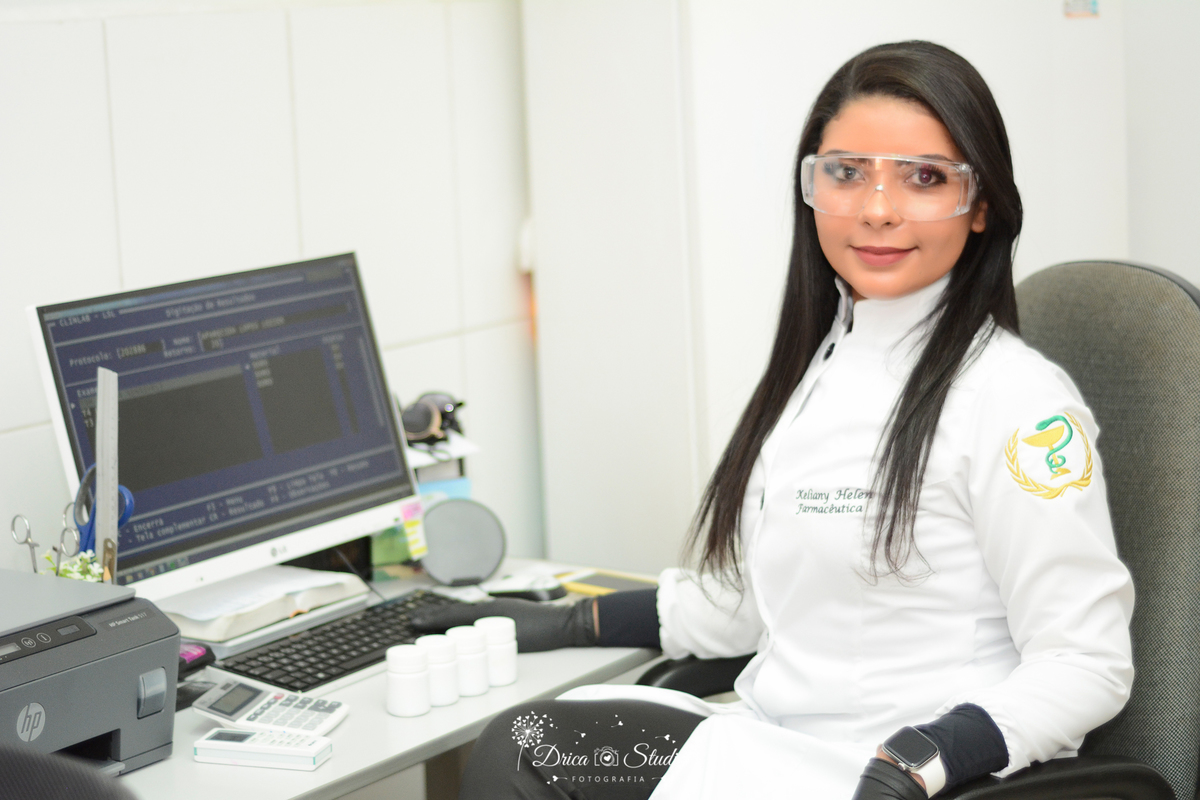 Fotos profissionais - fotos de perfil profissional - fotos publicidade - fotos em estúdio - fotos em farmácia - farmacêutica -  fotos formandos - formandos - beca - Xinguara - Pará - Drica studio fotografia
