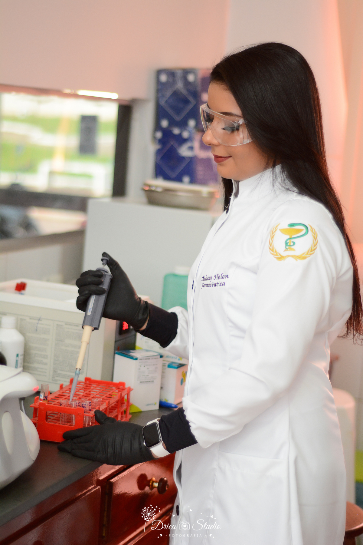 Fotos profissionais - fotos de perfil profissional - fotos publicidade - fotos em estúdio - fotos em farmácia - farmacêutica -  fotos formandos - formandos - beca - Xinguara - Pará - Drica studio fotografia