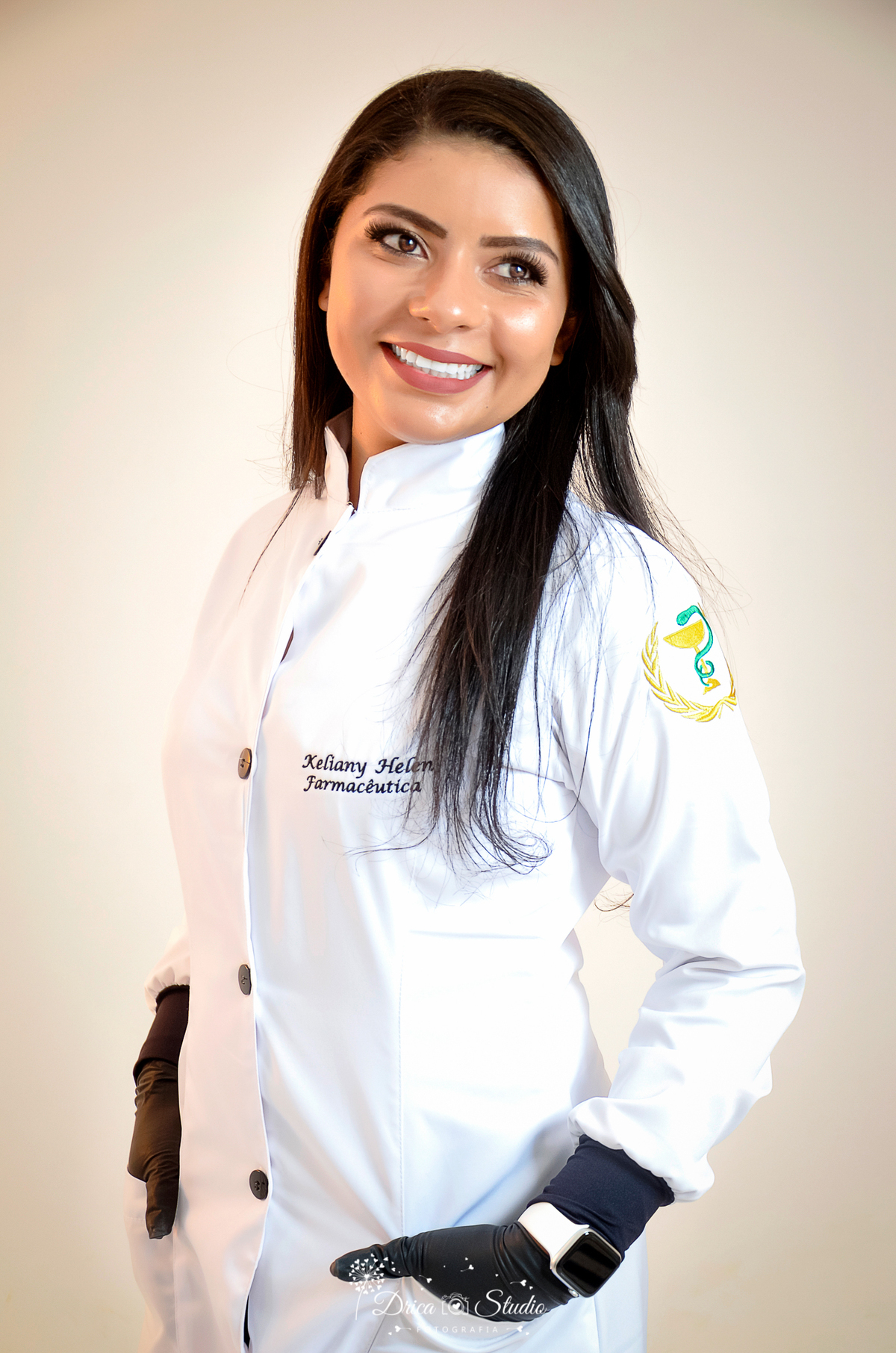 Fotos profissionais - fotos de perfil profissional - fotos publicidade - fotos em estúdio - fotos em farmácia - farmacêutica -  fotos formandos - formandos - beca - Xinguara - Pará - Drica studio fotografia