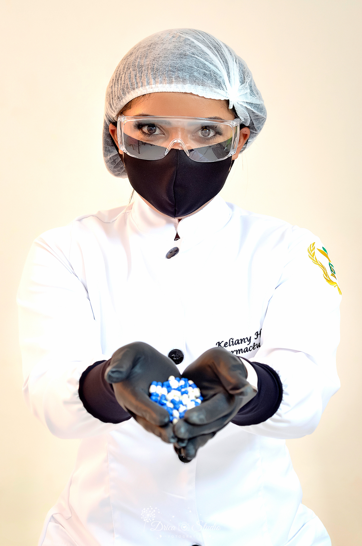 Fotos profissionais - fotos de perfil profissional - fotos publicidade - fotos em estúdio - fotos em farmácia - farmacêutica -  fotos formandos - formandos - beca - Xinguara - Pará - Drica studio fotografia