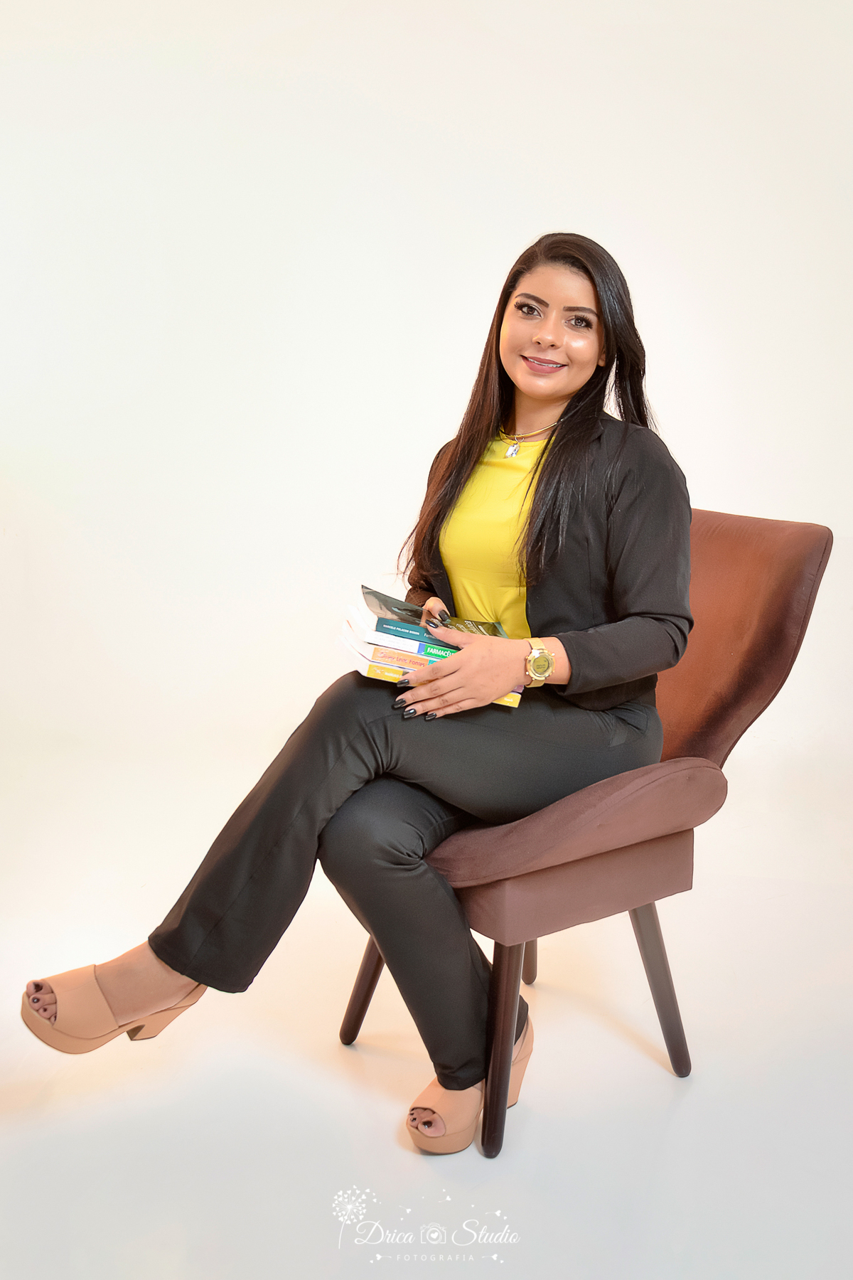 Fotos profissionais - fotos de perfil profissional - fotos publicidade - fotos em estúdio - fotos em farmácia - farmacêutica -  fotos formandos - formandos - beca - Xinguara - Pará - Drica studio fotografia
