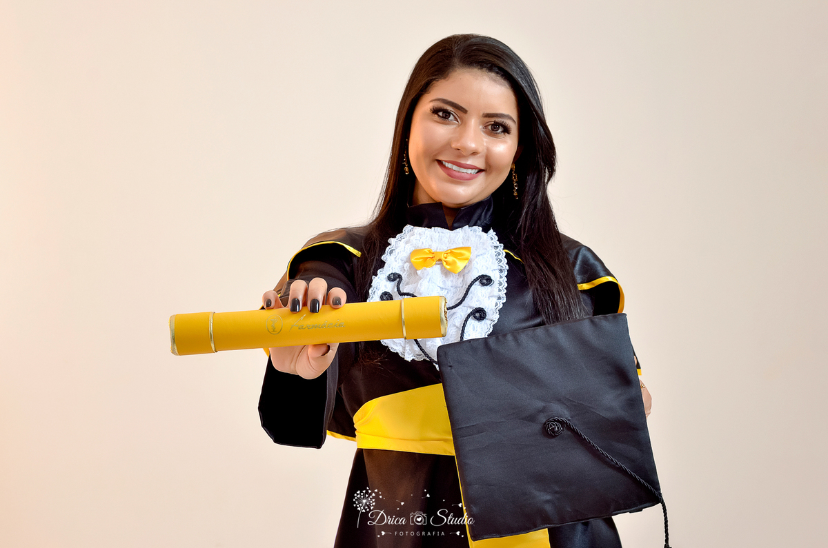 Fotos profissionais - fotos de perfil profissional - fotos publicidade - fotos em estúdio - fotos em farmácia - farmacêutica -  fotos formandos - formandos - beca - Xinguara - Pará - Drica studio fotografia