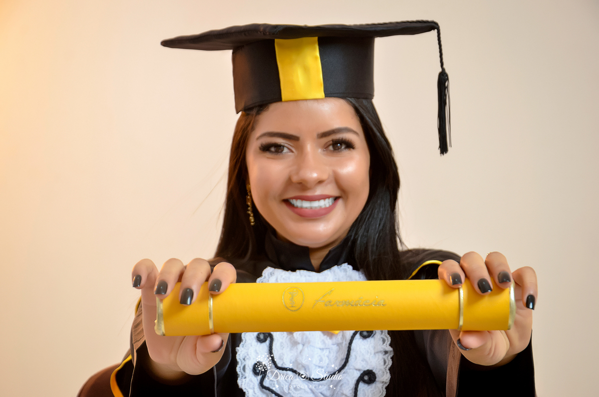 Fotos profissionais - fotos de perfil profissional - fotos publicidade - fotos em estúdio - fotos em farmácia - farmacêutica -  fotos formandos - formandos - beca - Xinguara - Pará - Drica studio fotografia