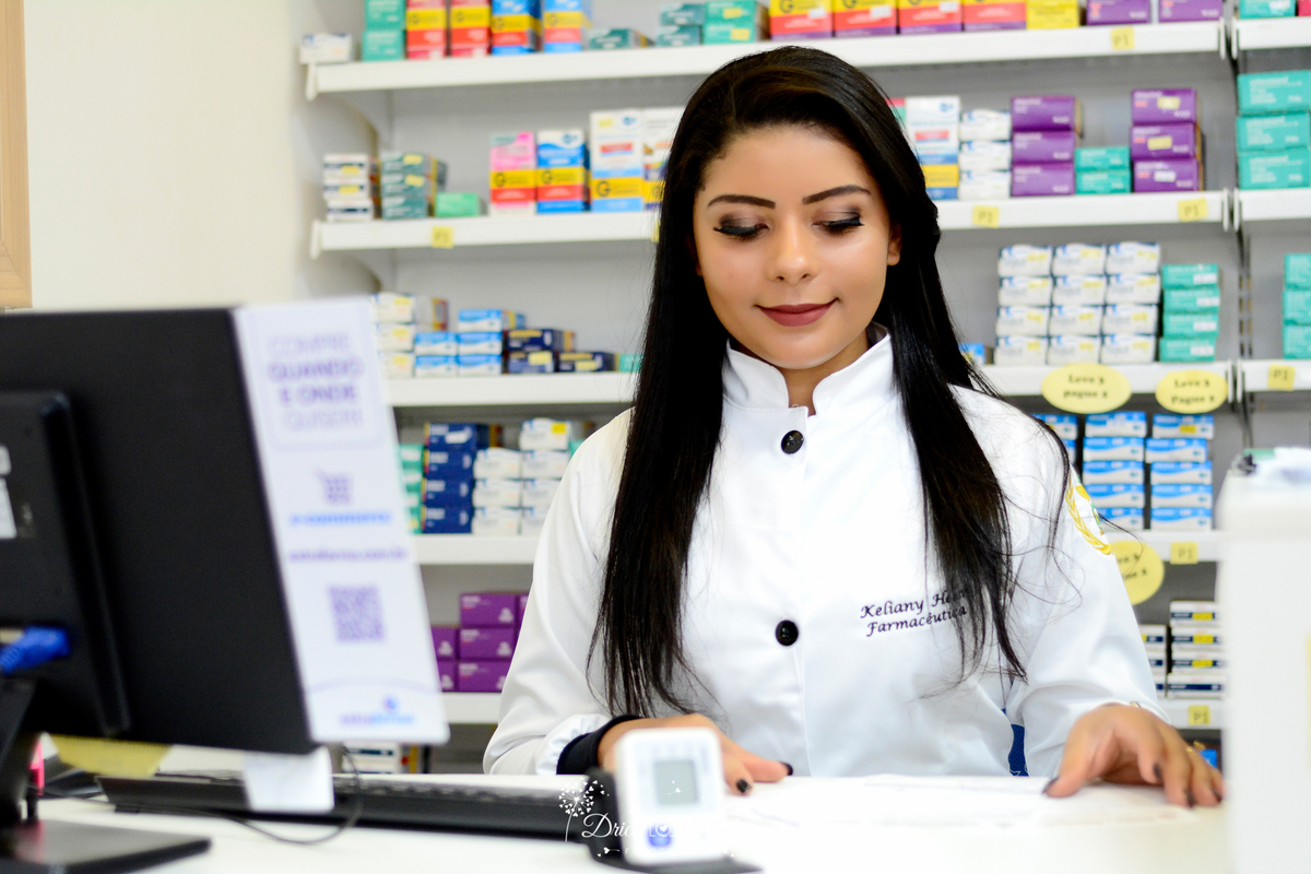 Fotos profissionais - fotos de perfil profissional - fotos publicidade - fotos em estúdio - fotos em farmácia - farmacêutica -  fotos formandos - formandos - beca - Xinguara - Pará - Drica studio fotografia