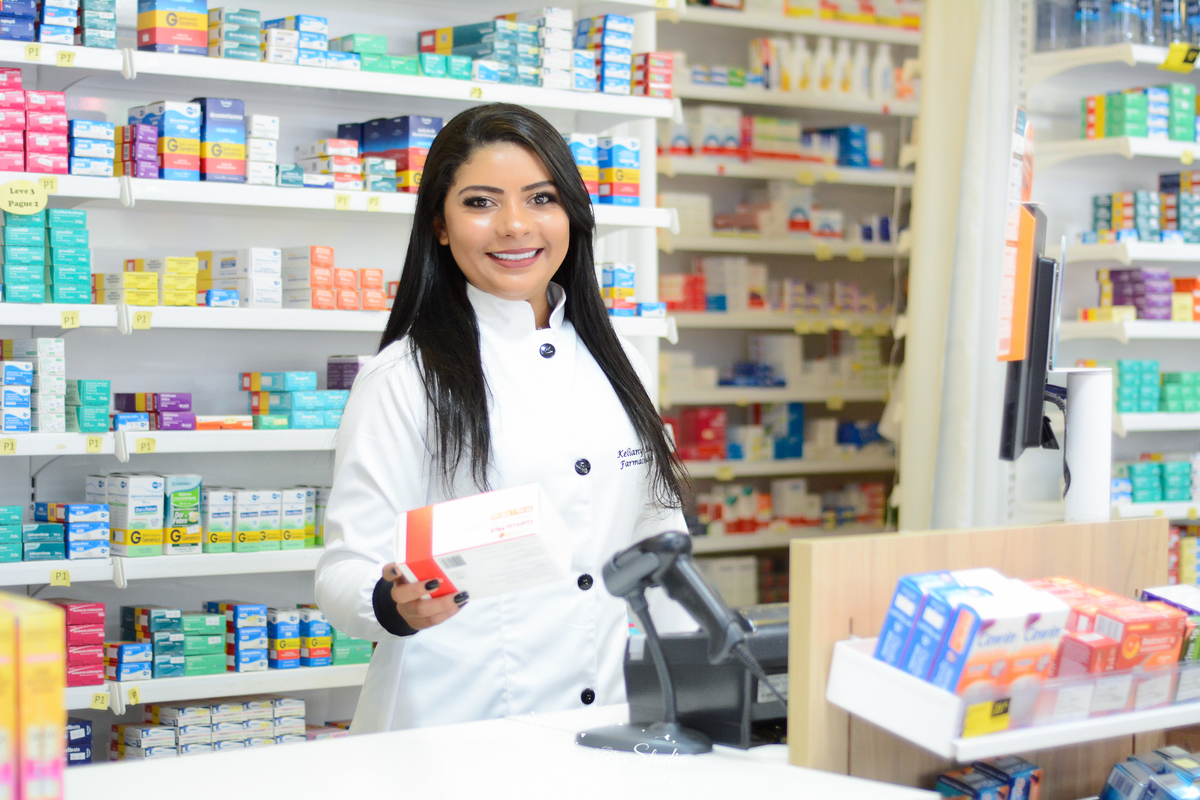 Fotos profissionais - fotos de perfil profissional - fotos publicidade - fotos em estúdio - fotos em farmácia - farmacêutica -  fotos formandos - formandos - beca - Xinguara - Pará - Drica studio fotografia