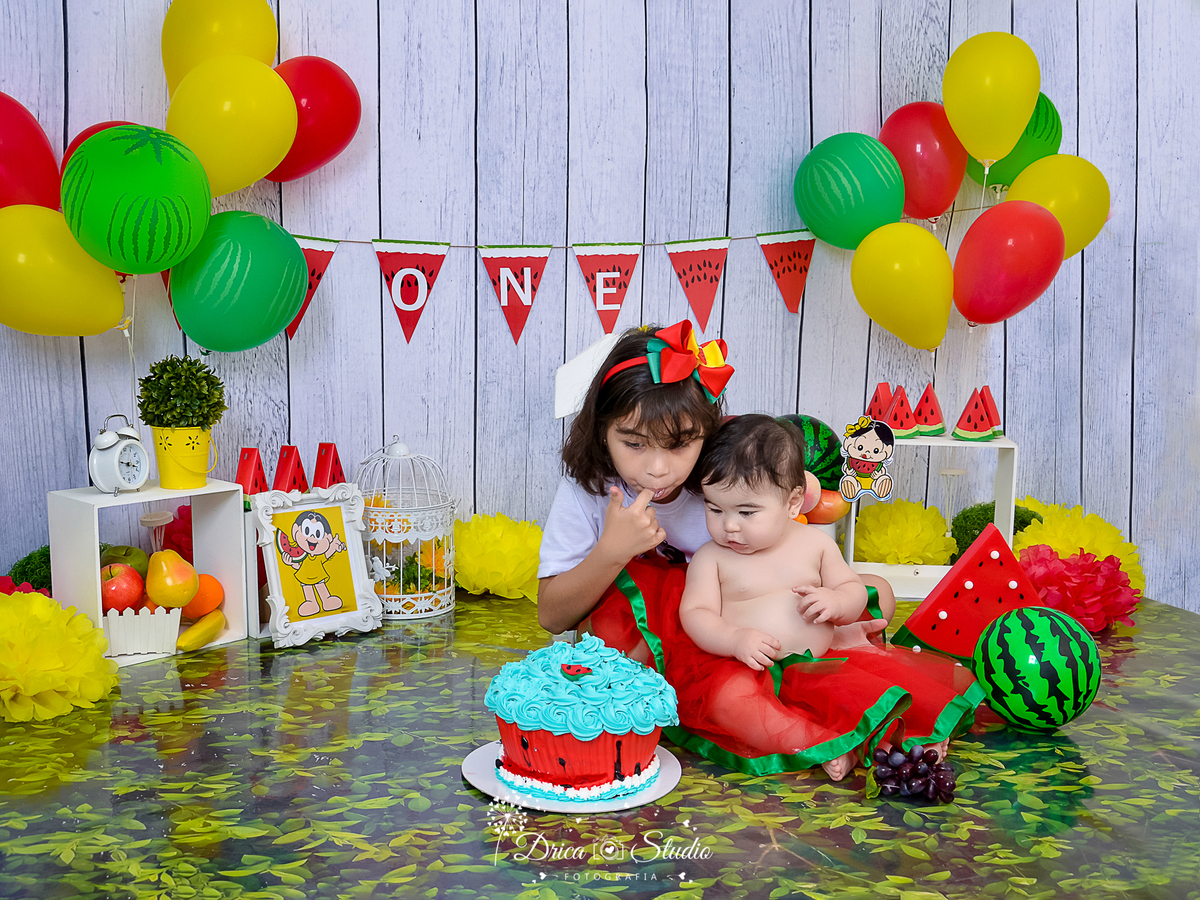Smash de cake - smash de frut - fotos com frutas - fotos infantis com frutas - foos com bolos - fotos com cenários temáticos - fotos de 1 ano - fotos infantis - Xinguara - Pará - Drica studio - fotos menina - fotos em estúdio - fotos de aniversário 
