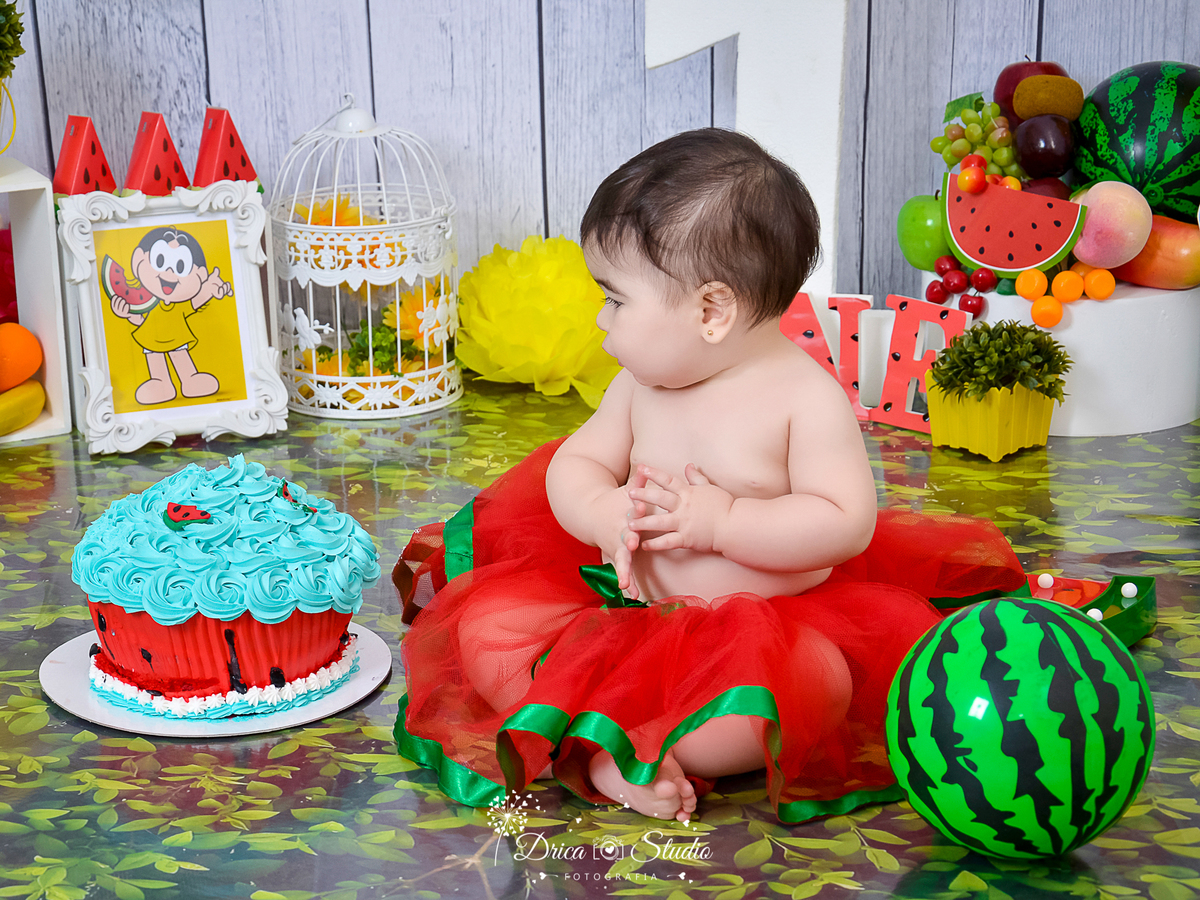 Smash de cake - smash de frut - fotos com frutas - fotos infantis com frutas - foos com bolos - fotos com cenários temáticos - fotos de 1 ano - fotos infantis - Xinguara - Pará - Drica studio - fotos menina - fotos em estúdio - fotos de aniversário 