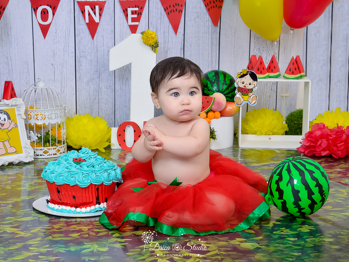 Smash de cake - smash de frut - fotos com frutas - fotos infantis com frutas - foos com bolos - fotos com cenários temáticos - fotos de 1 ano - fotos infantis - Xinguara - Pará - Drica studio - fotos menina - fotos em estúdio - fotos de aniversário 