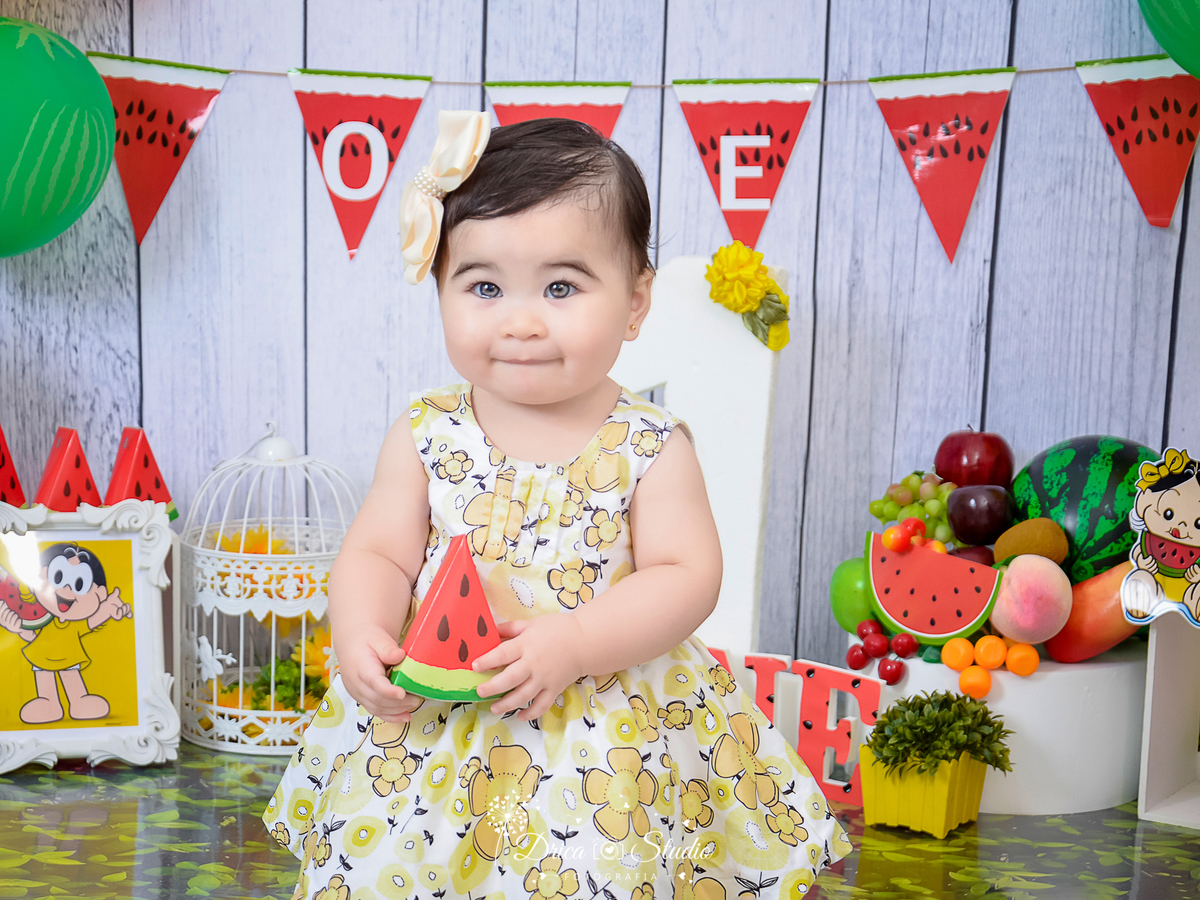 Smash de cake - smash de frut - fotos com frutas - fotos infantis com frutas - foos com bolos - fotos com cenários temáticos - fotos de 1 ano - fotos infantis - Xinguara - Pará - Drica studio - fotos menina - fotos em estúdio - fotos de aniversário 