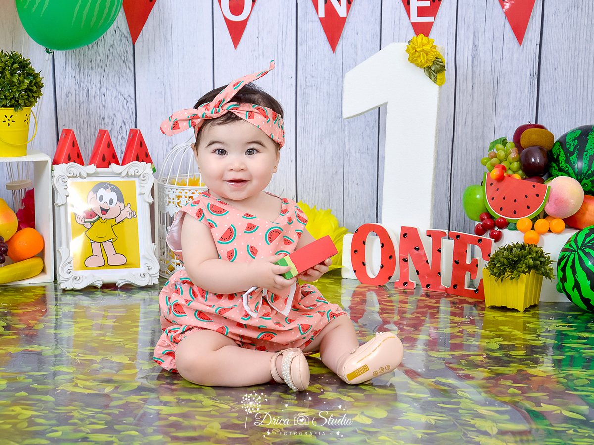 Smash de cake - smash de frut - fotos com frutas - fotos infantis com frutas - foos com bolos - fotos com cenários temáticos - fotos de 1 ano - fotos infantis - Xinguara - Pará - Drica studio - fotos menina - fotos em estúdio - fotos de aniversário 