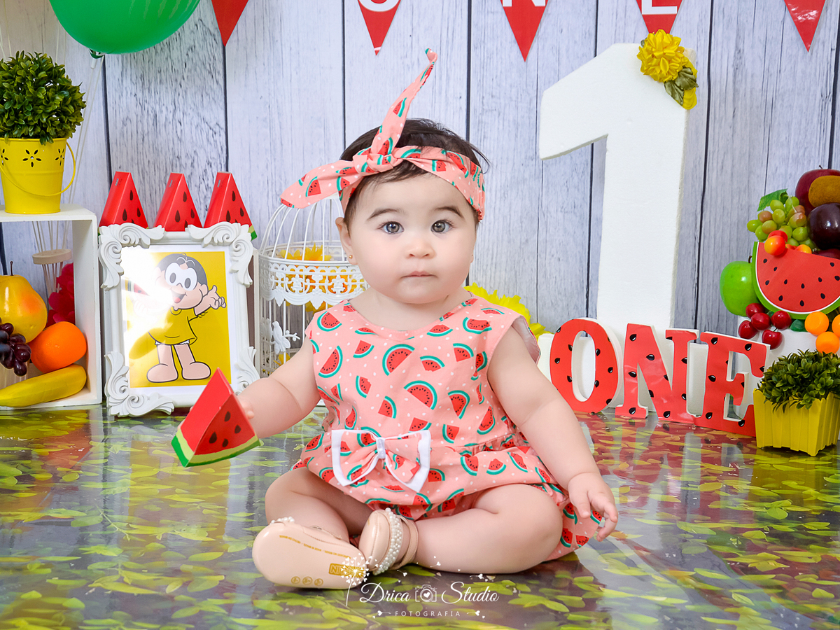Smash de cake - smash de frut - fotos com frutas - fotos infantis com frutas - foos com bolos - fotos com cenários temáticos - fotos de 1 ano - fotos infantis - Xinguara - Pará - Drica studio - fotos menina - fotos em estúdio - fotos de aniversário 