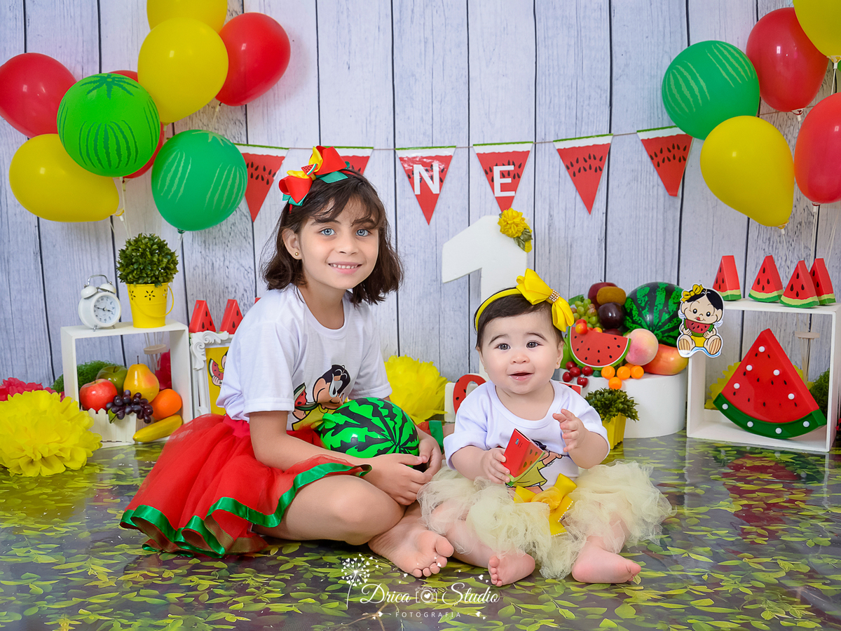 Smash de cake - smash de frut - fotos com frutas - fotos infantis com frutas - foos com bolos - fotos com cenários temáticos - fotos de 1 ano - fotos infantis - Xinguara - Pará - Drica studio - fotos menina - fotos em estúdio - fotos de aniversário 