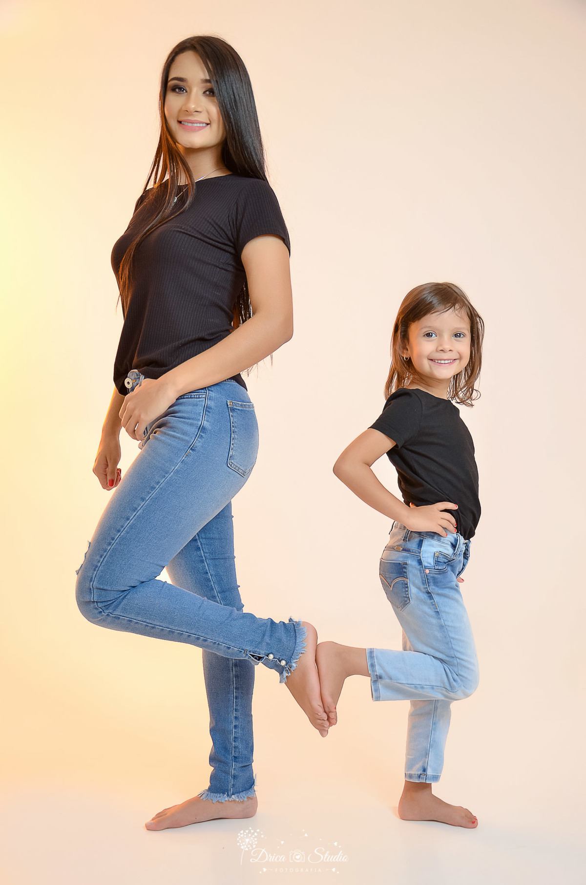 Família - fotos em estúdio - fotos fundo branco - fotos em família - fotos mãe e filhas - fotos de mulheres - fotos femininas - Xinguara - Pará - Drica studio - fotos e familia de mulheres