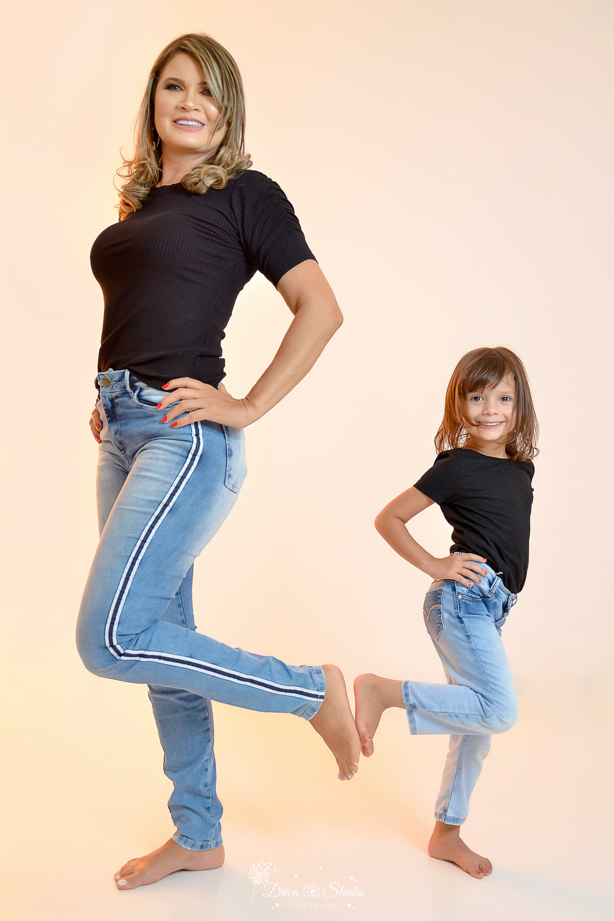 Família - fotos em estúdio - fotos fundo branco - fotos em família - fotos mãe e filhas - fotos de mulheres - fotos femininas - Xinguara - Pará - Drica studio - fotos e familia de mulheres