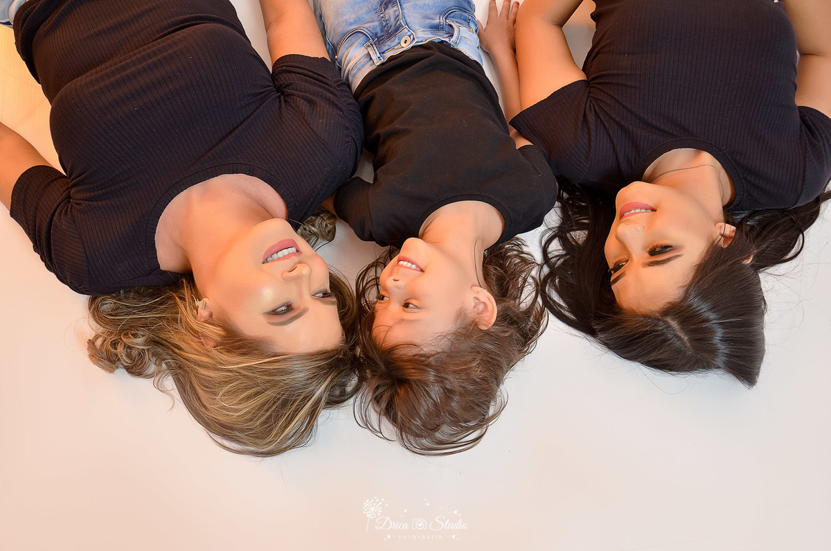 Família - fotos em estúdio - fotos fundo branco - fotos em família - fotos mãe e filhas - fotos de mulheres - fotos femininas - Xinguara - Pará - Drica studio - fotos e familia de mulheres