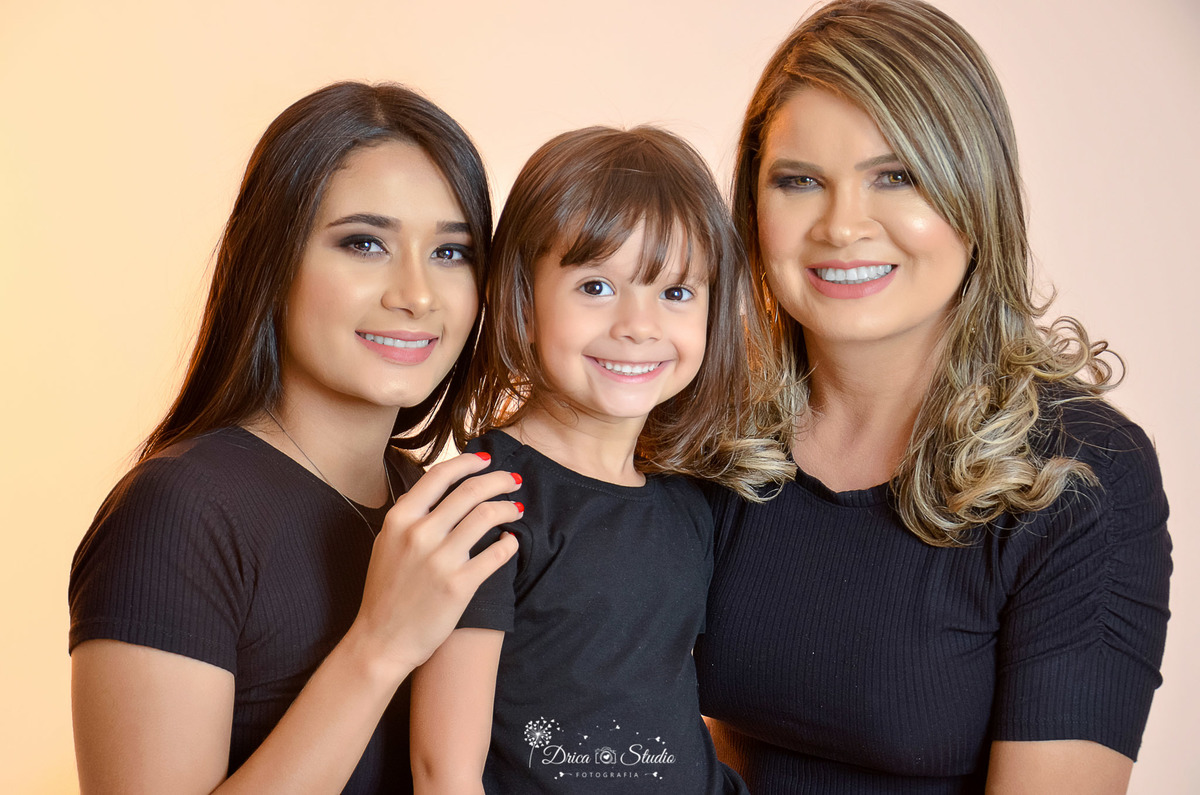 Família - fotos em estúdio - fotos fundo branco - fotos em família - fotos mãe e filhas - fotos de mulheres - fotos femininas - Xinguara - Pará - Drica studio - fotos e familia de mulheres