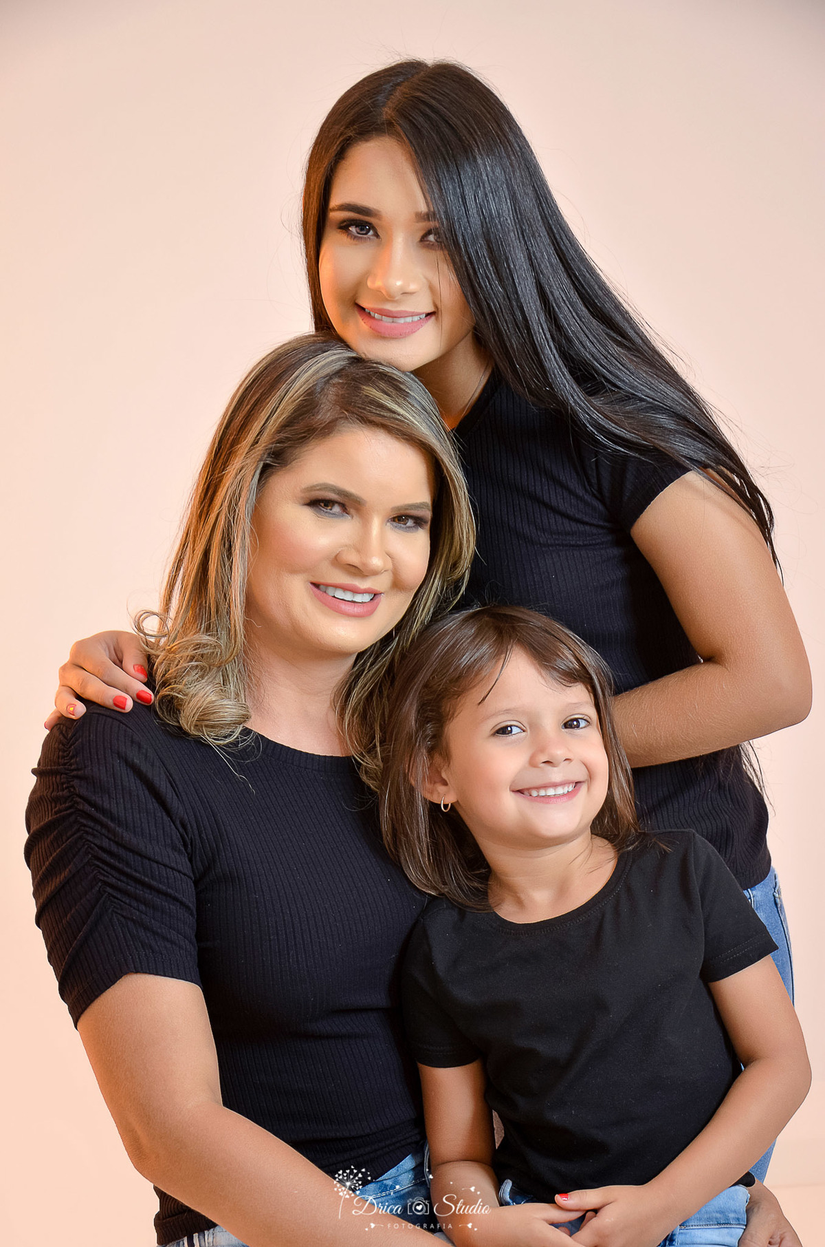 Família - fotos em estúdio - fotos fundo branco - fotos em família - fotos mãe e filhas - fotos de mulheres - fotos femininas - Xinguara - Pará - Drica studio - fotos e familia de mulheres