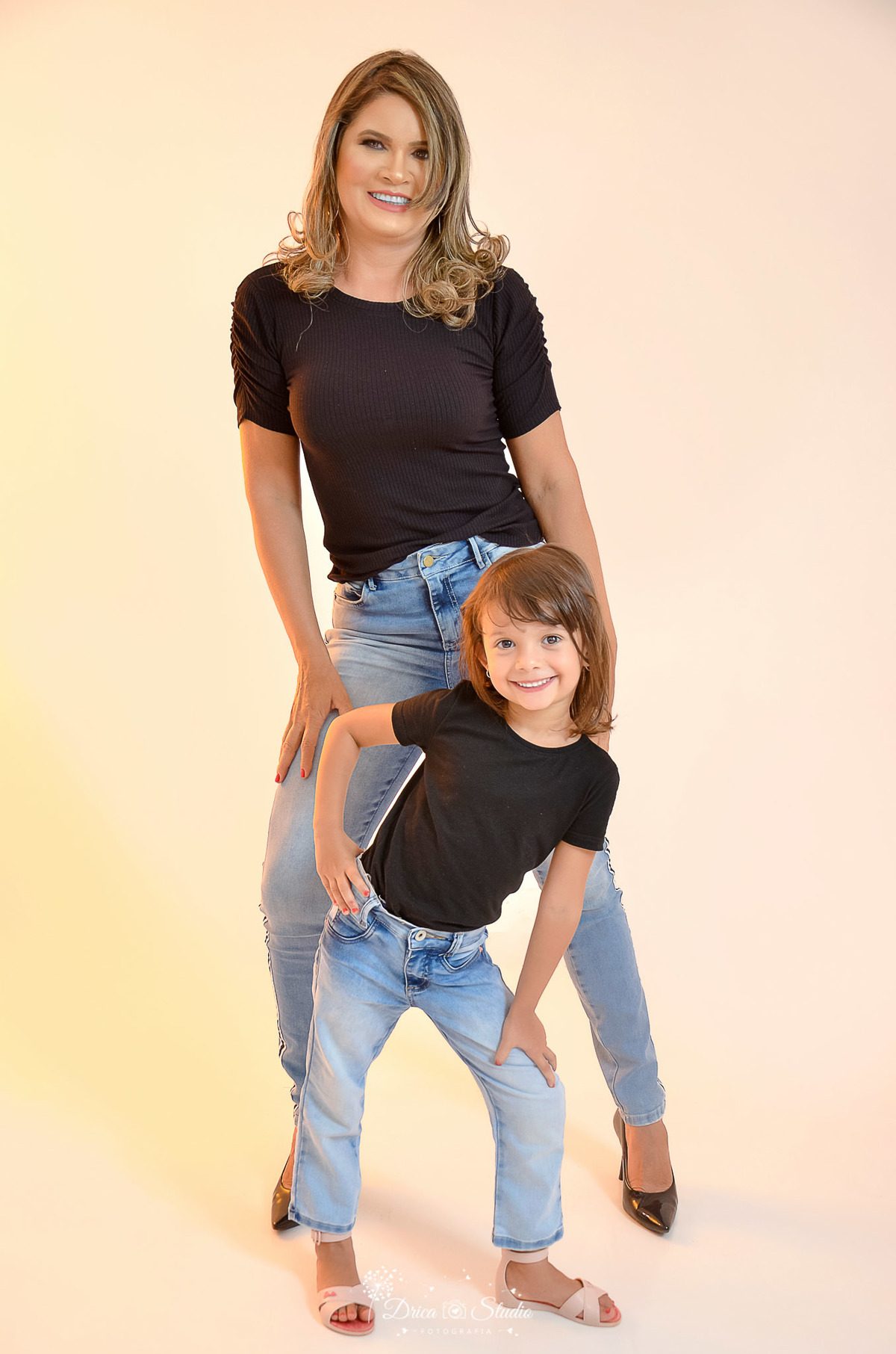 Família - fotos em estúdio - fotos fundo branco - fotos em família - fotos mãe e filhas - fotos de mulheres - fotos femininas - Xinguara - Pará - Drica studio - fotos e familia de mulheres