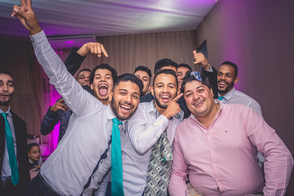 De corte da gravata á corte da cueca. Nesta foto você vê um pedaço da cueca do noivo amarrado no cabelo do convidado