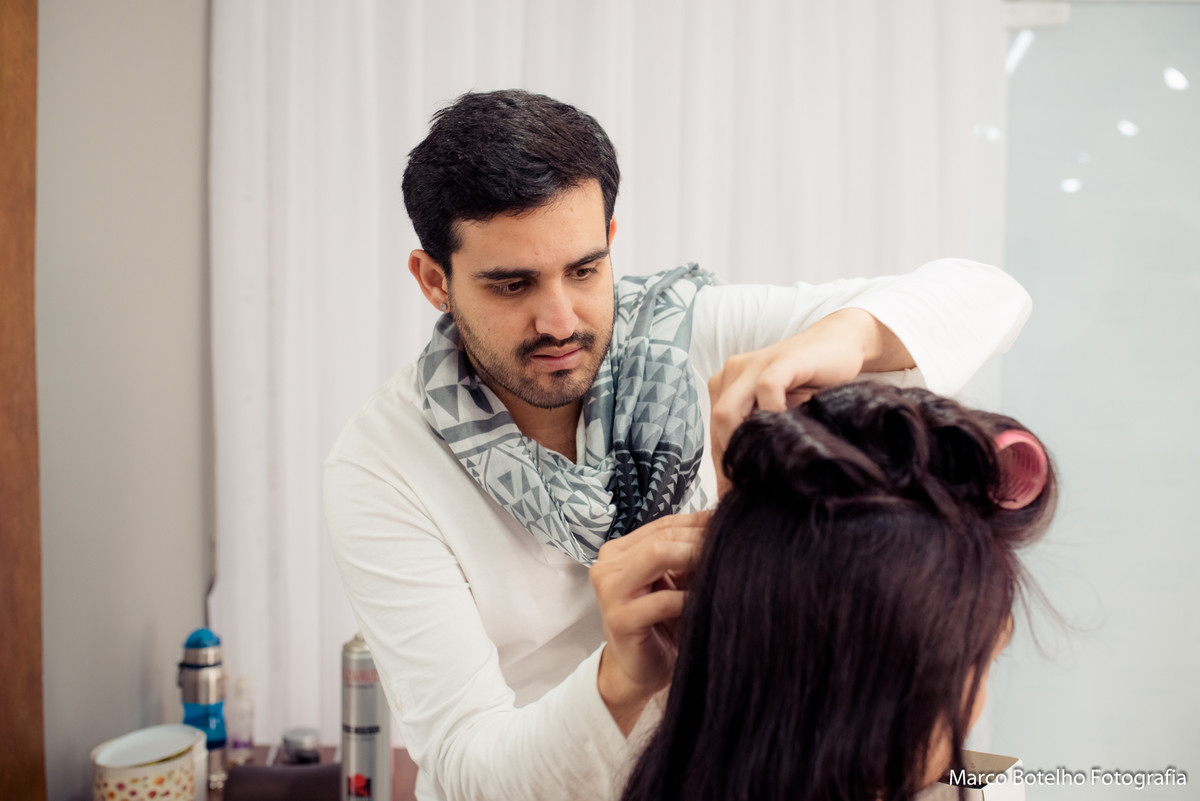 Arrumando o Cabelo da Noiva momento muito importante registrado  Marco Botelho Fotografo-Sorocaba