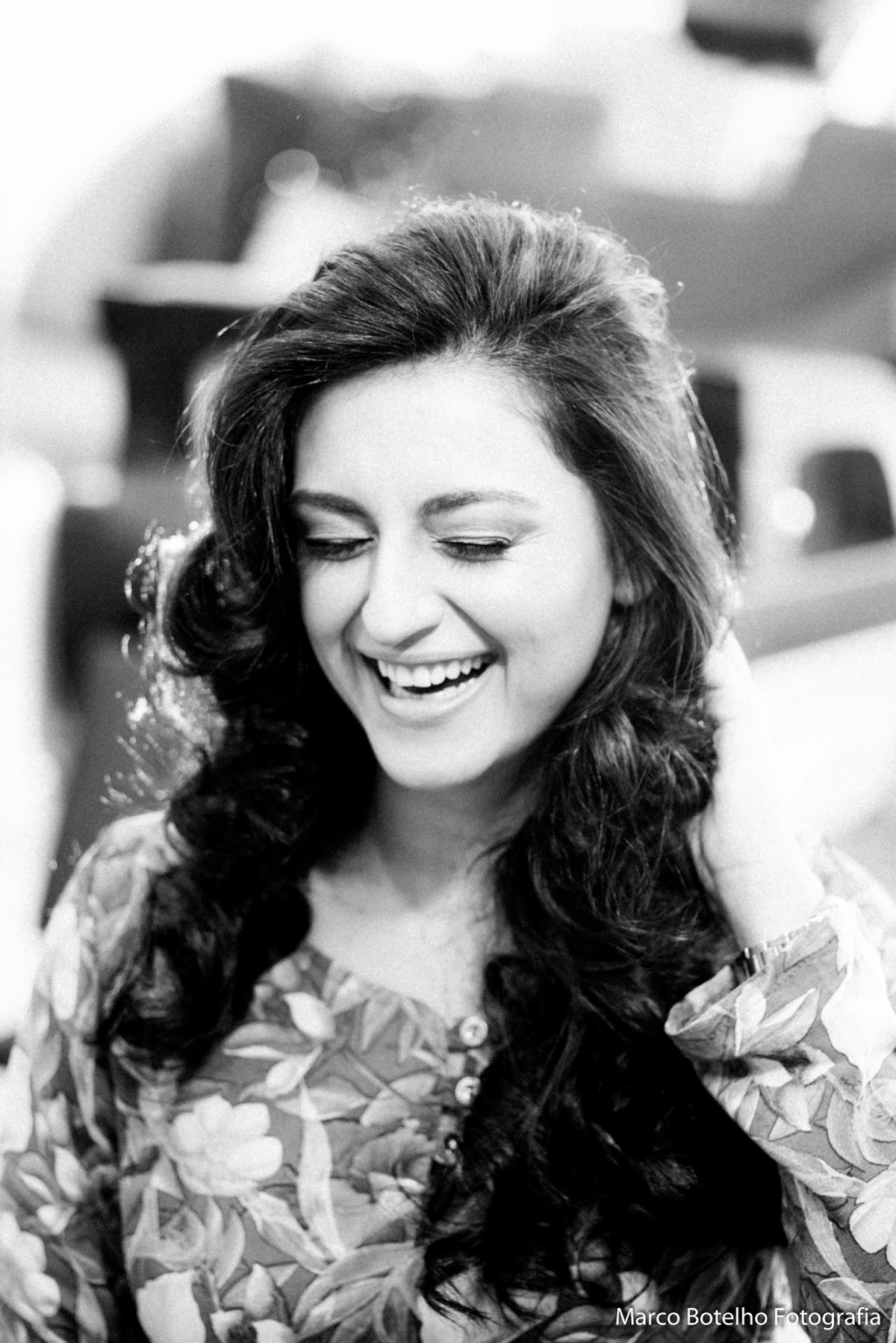 Noiva alegre em seu making of momento eternizado pela lente do Marco Botelho Fotografia-SP