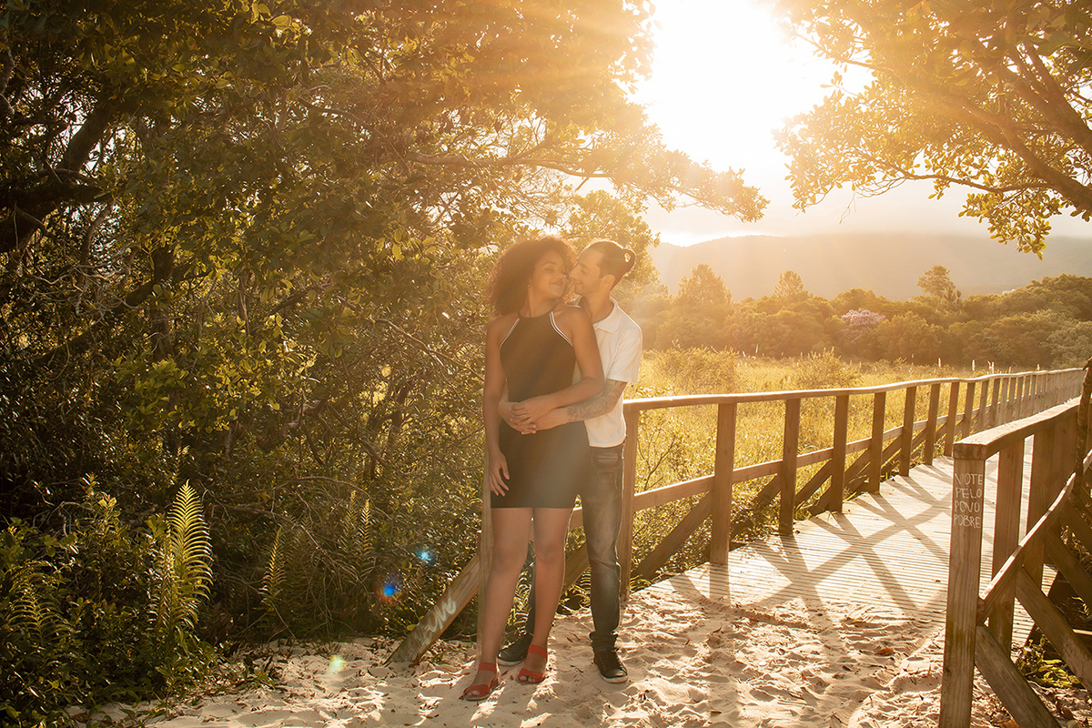 casal abraçado se olhado num final de tarde