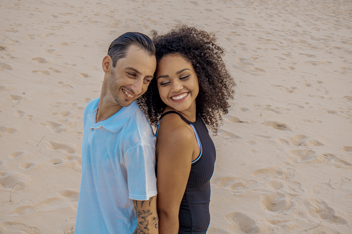 casal sorrindo de costas